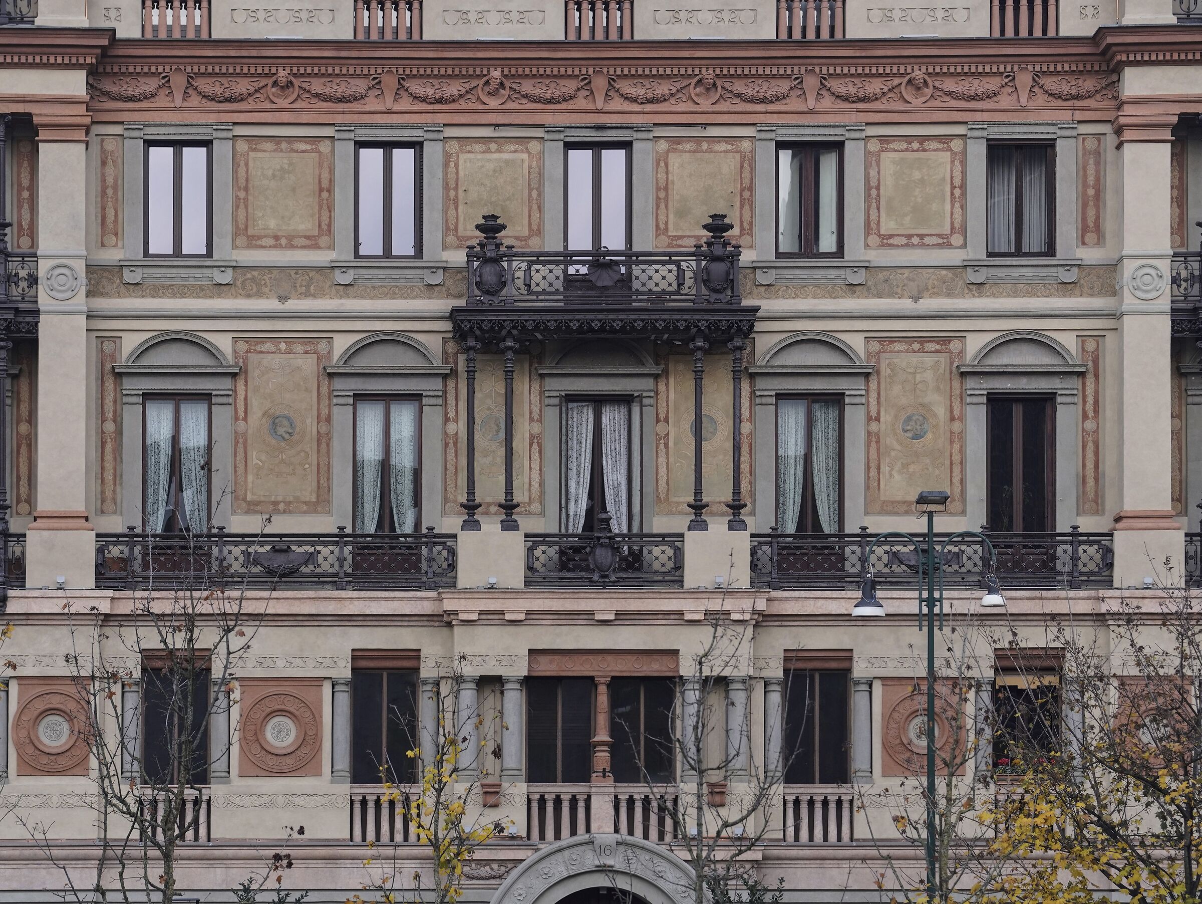 Casa Bottelli in Piazza Castello