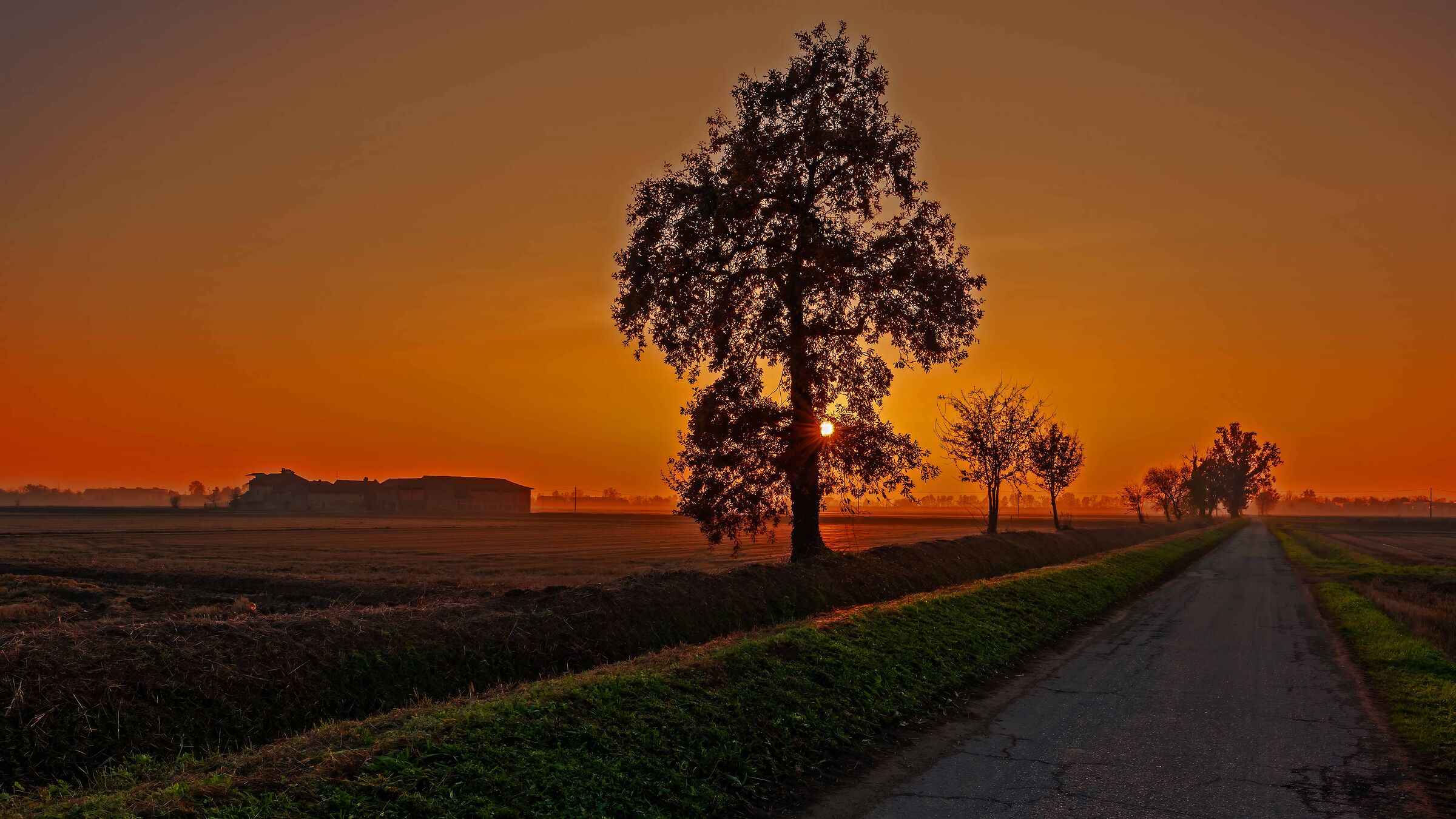 Lunga la strada, stretta la via