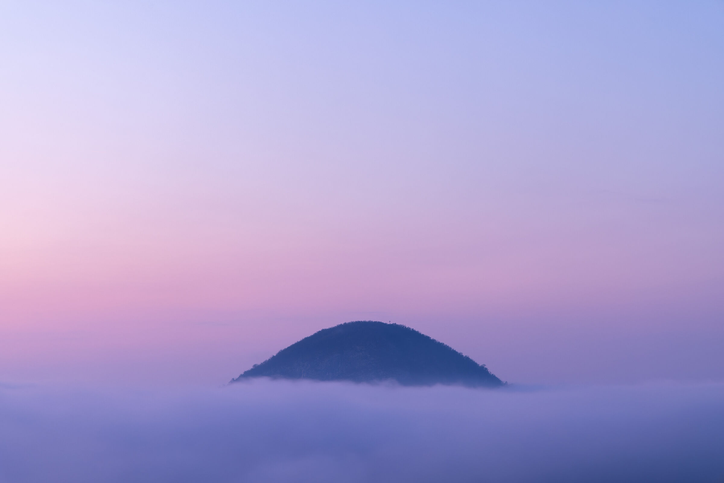 Un'isola in un mare di nebbia