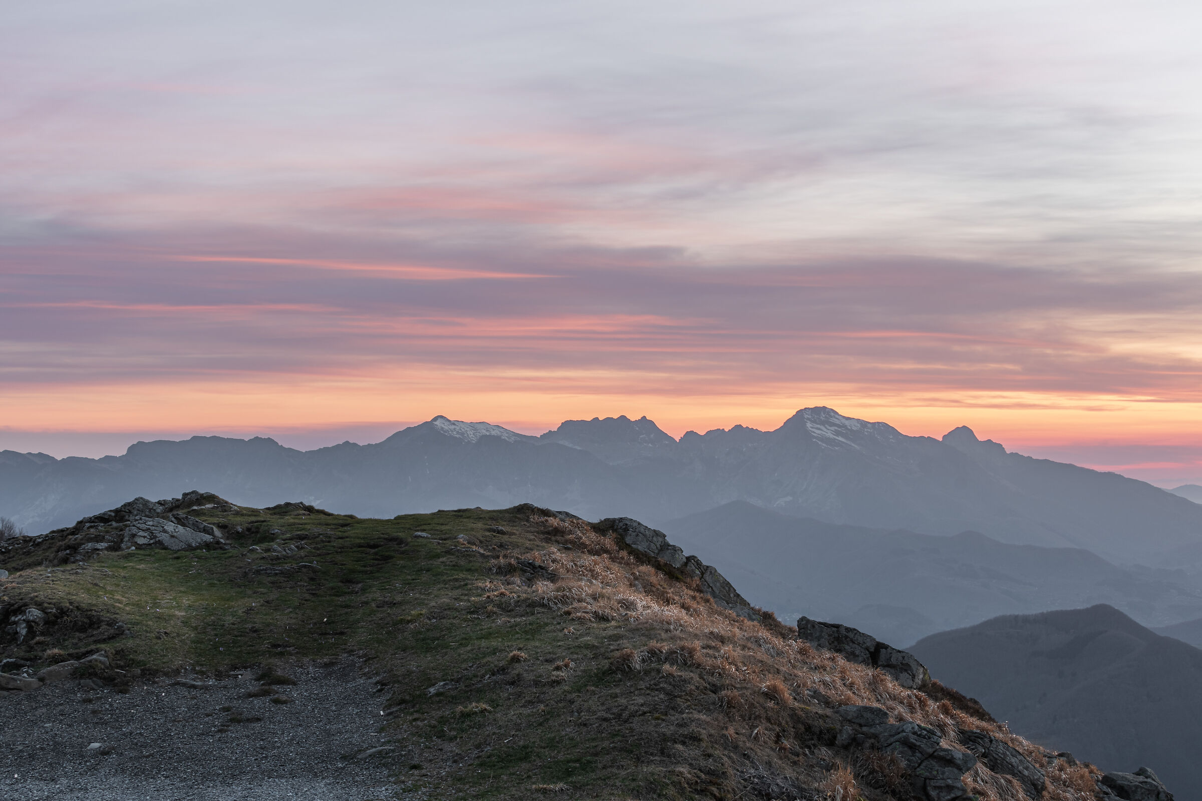 Alpi Apuane dopo il tramonto