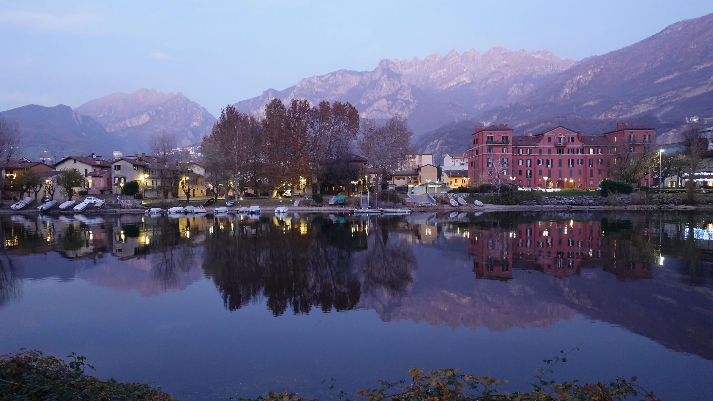 Pescarenico si riflette sull'Adda