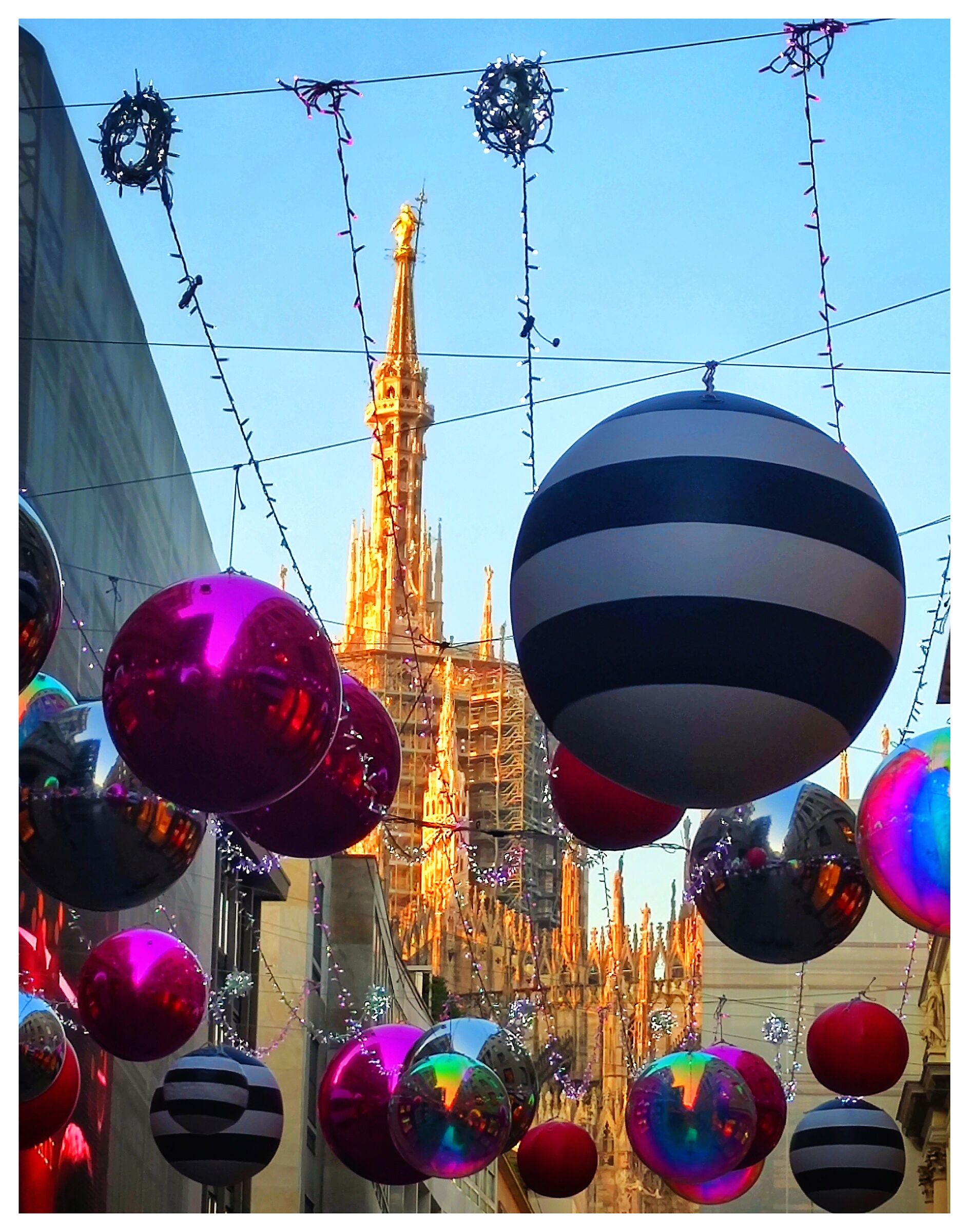 Christmas decorations under the Madunina