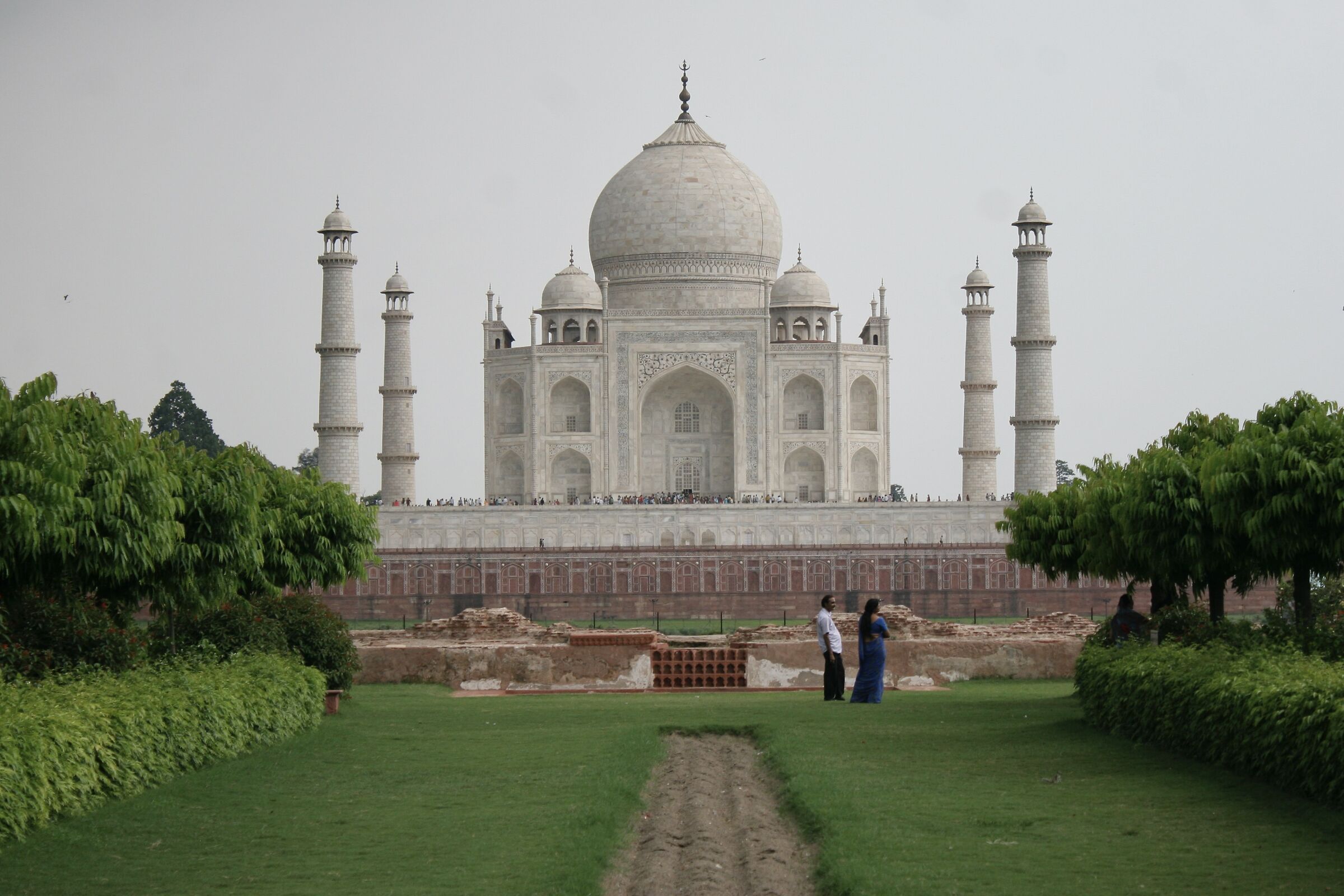 Alle spalle del Taj Mahal