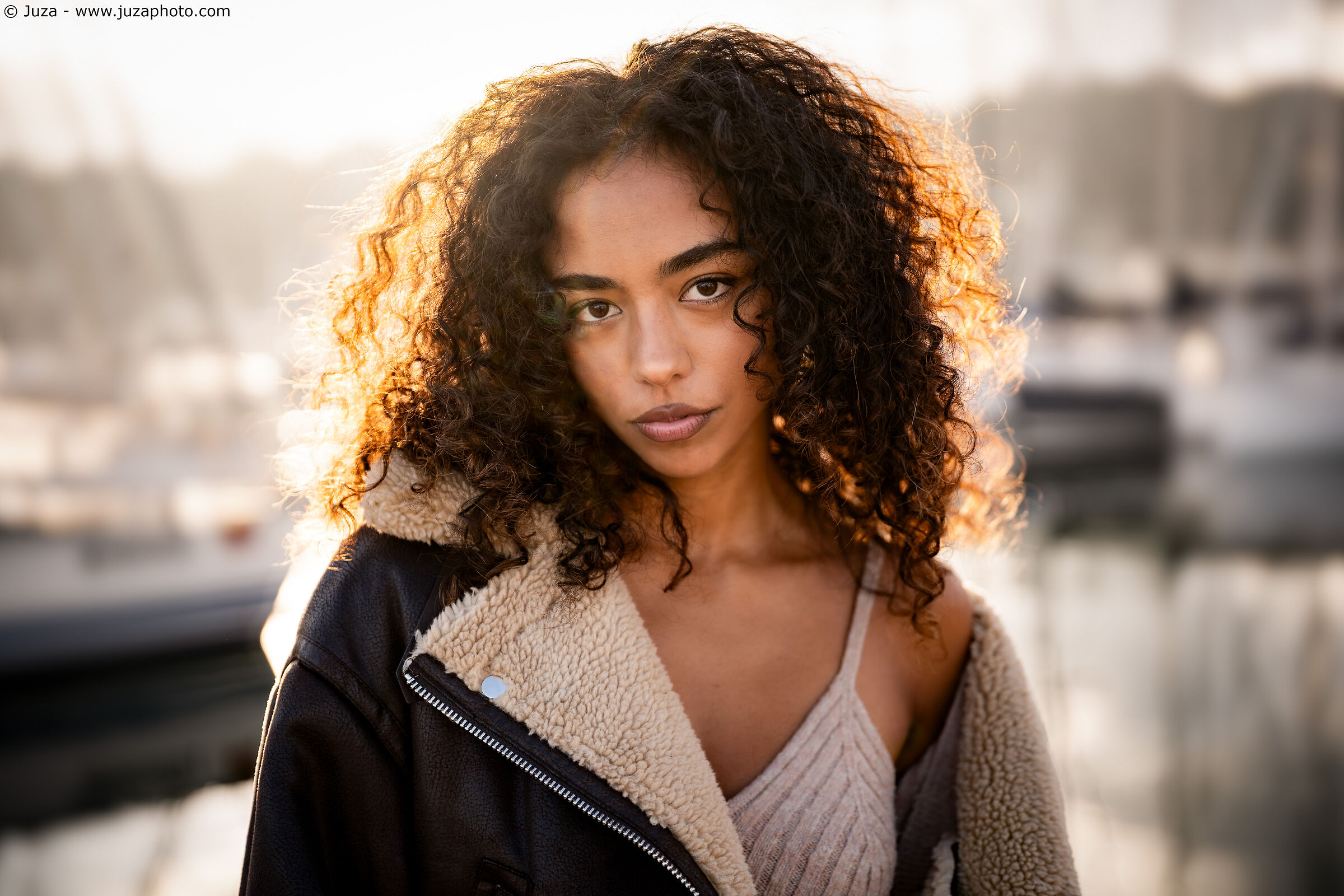 Miriam Nan - Avvolta dalla luce