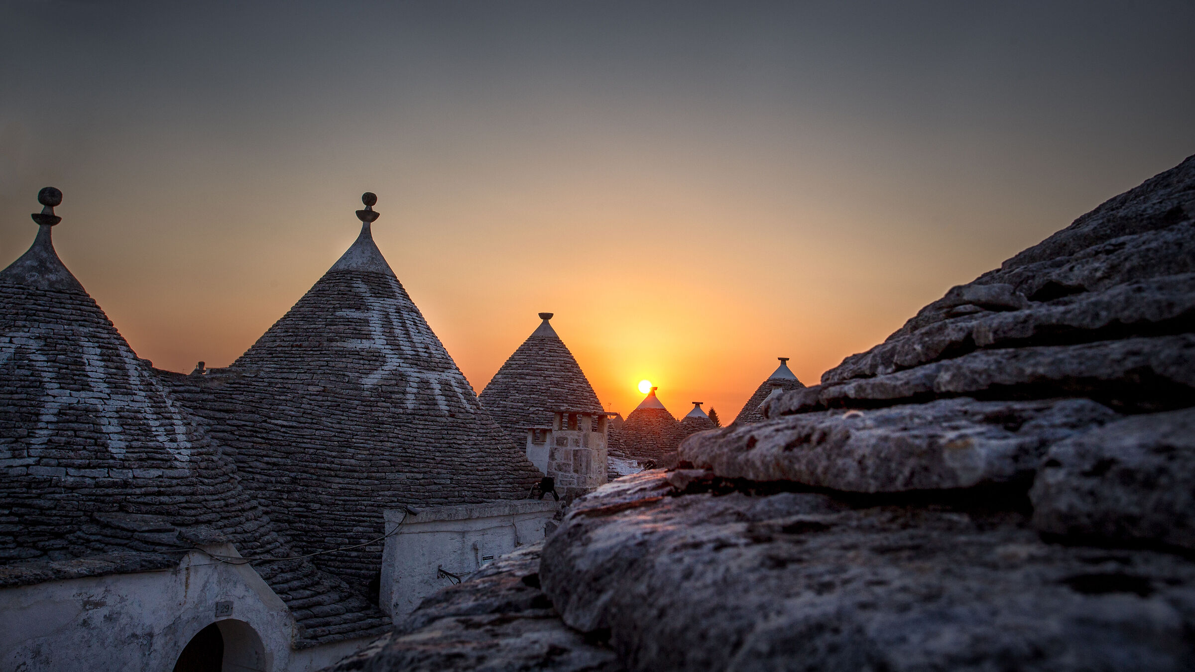 Tetti di Alberobello all'alba