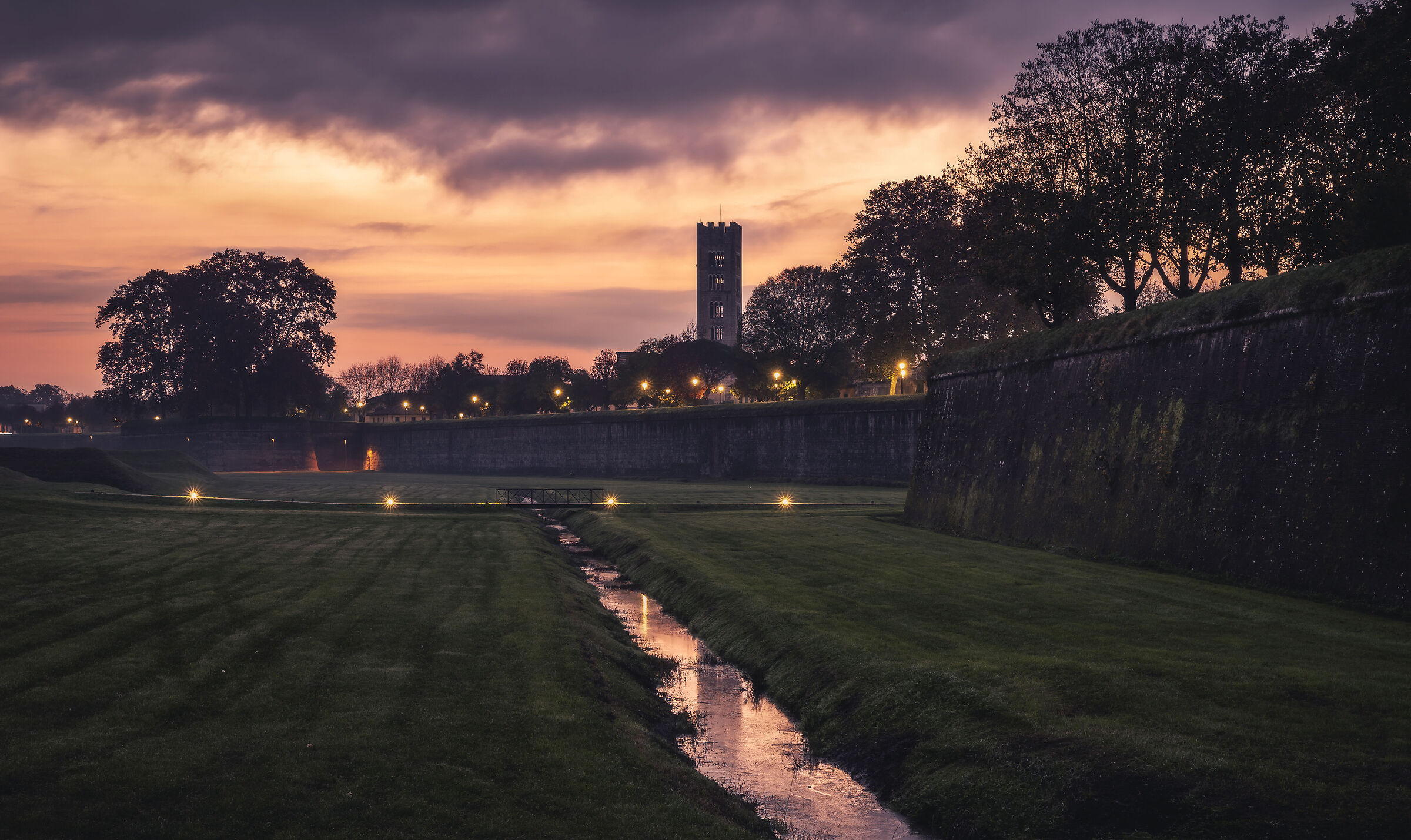 Sunrise on the ramparts of Lucca's walls