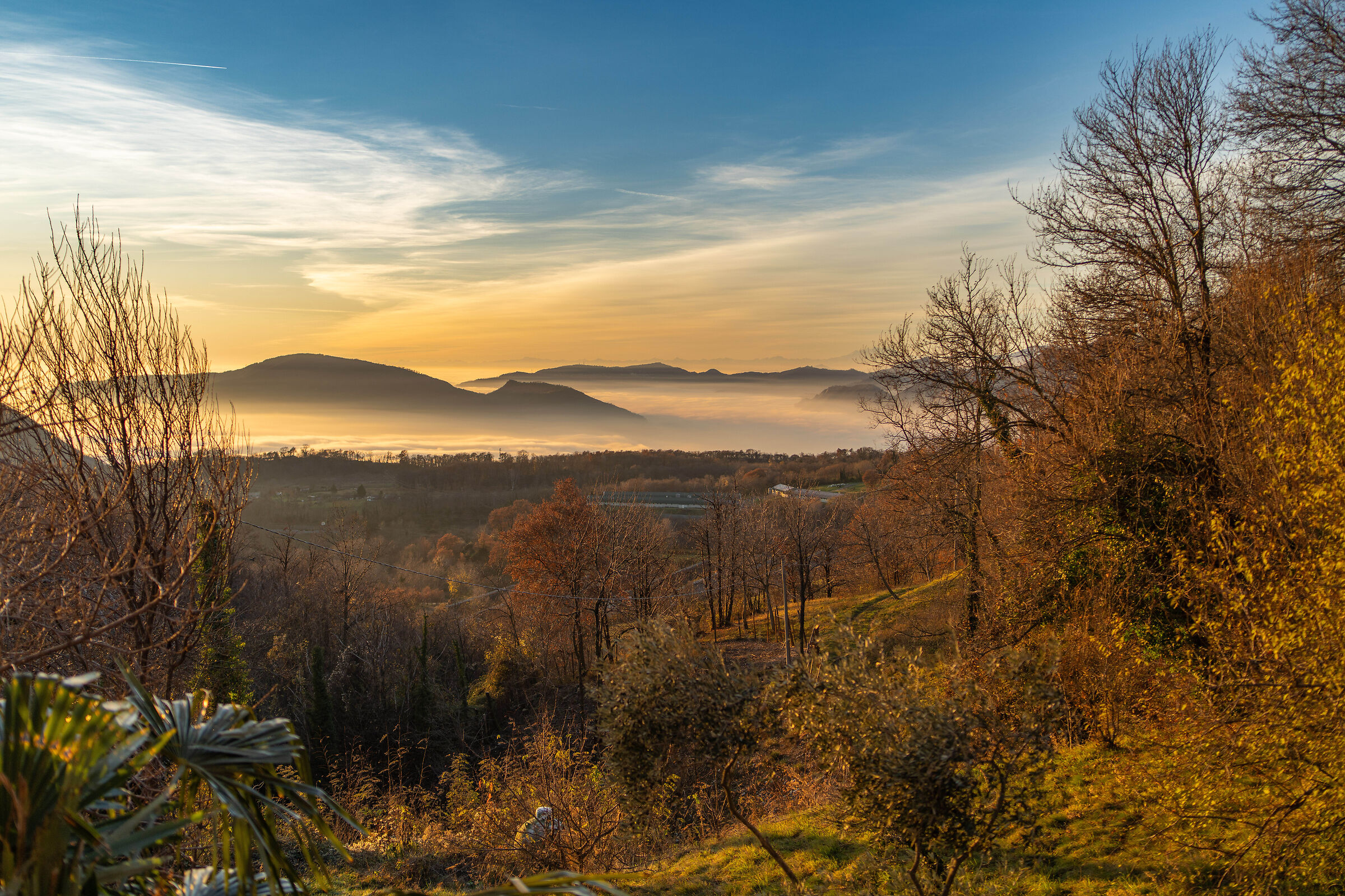 estremità del lago d'Iseo con la nebbia al pomeri...