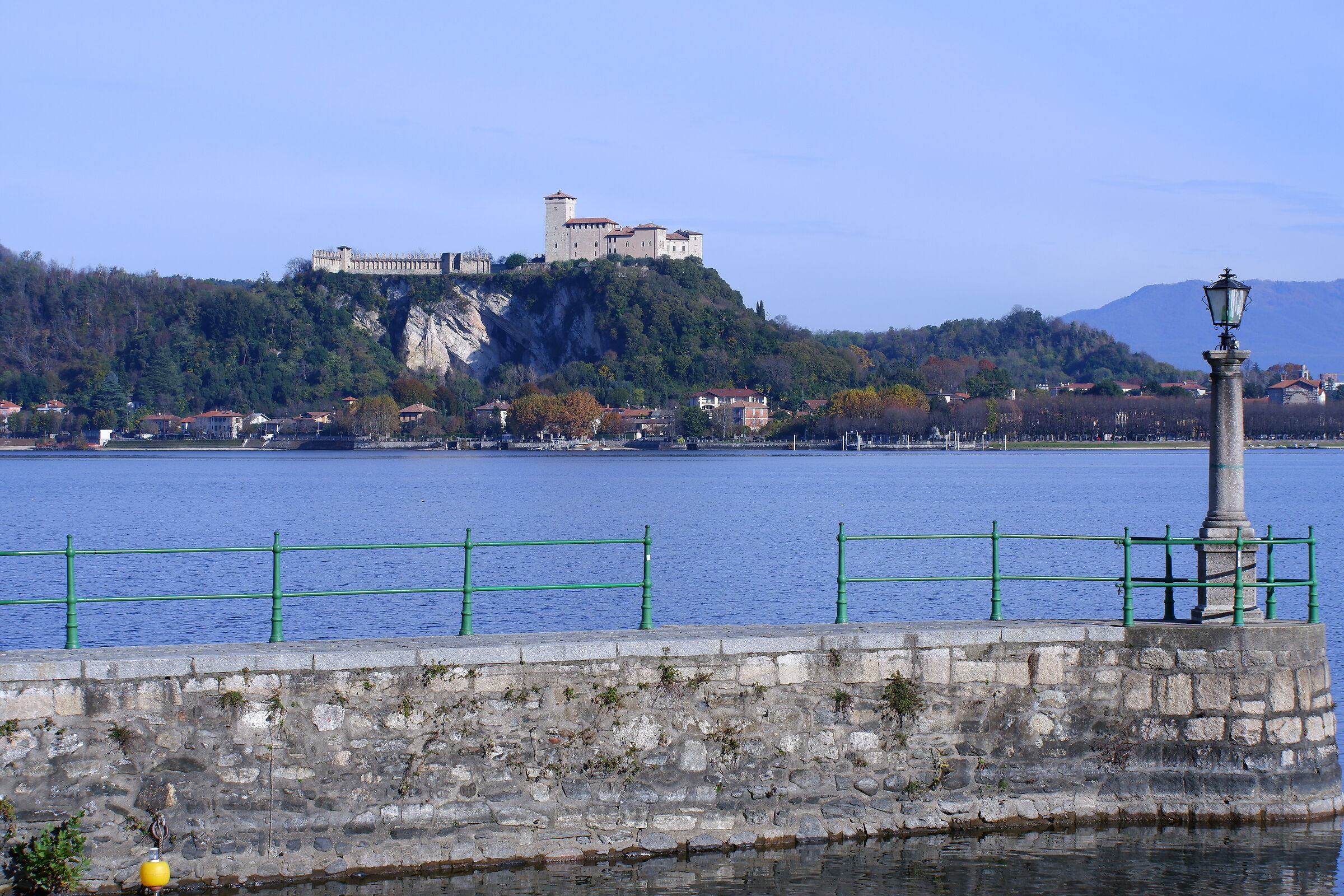 Arona - Vista su Rocca di Angera