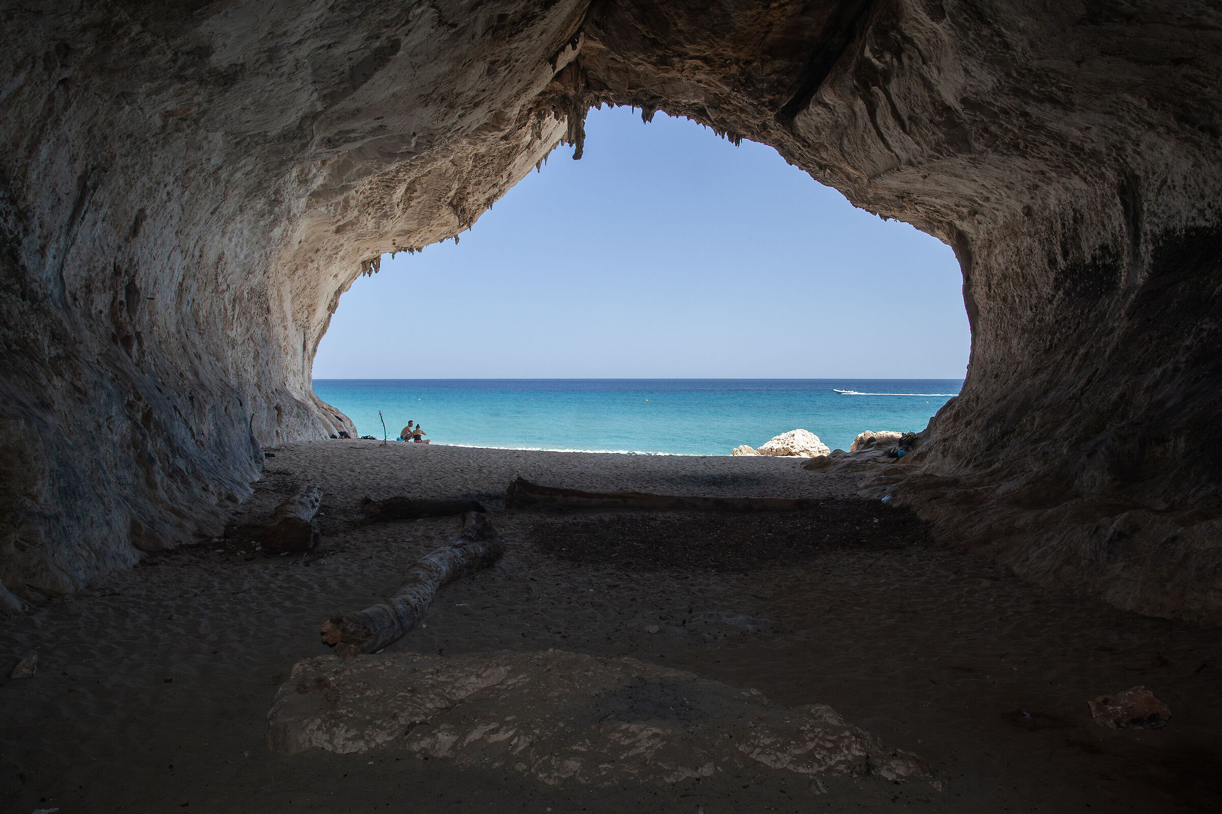 Una delle grotte di Cala Luna
