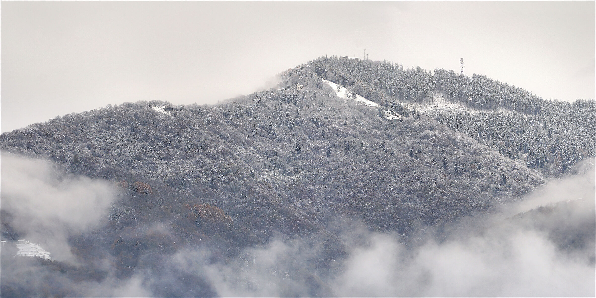vista sul Monte Bisbino innevato da Como