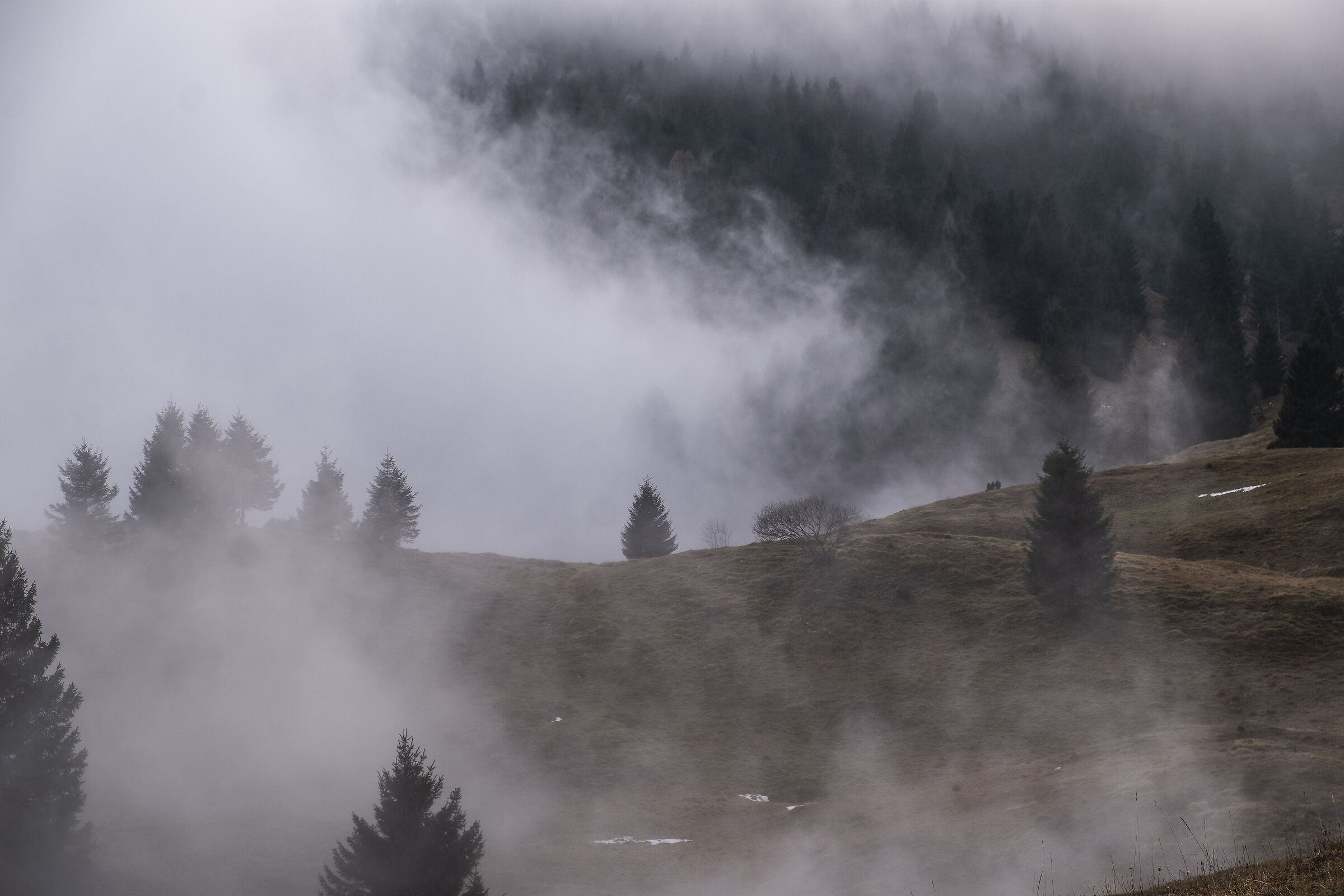 Monte Grappa nella nebbia delle nuvole