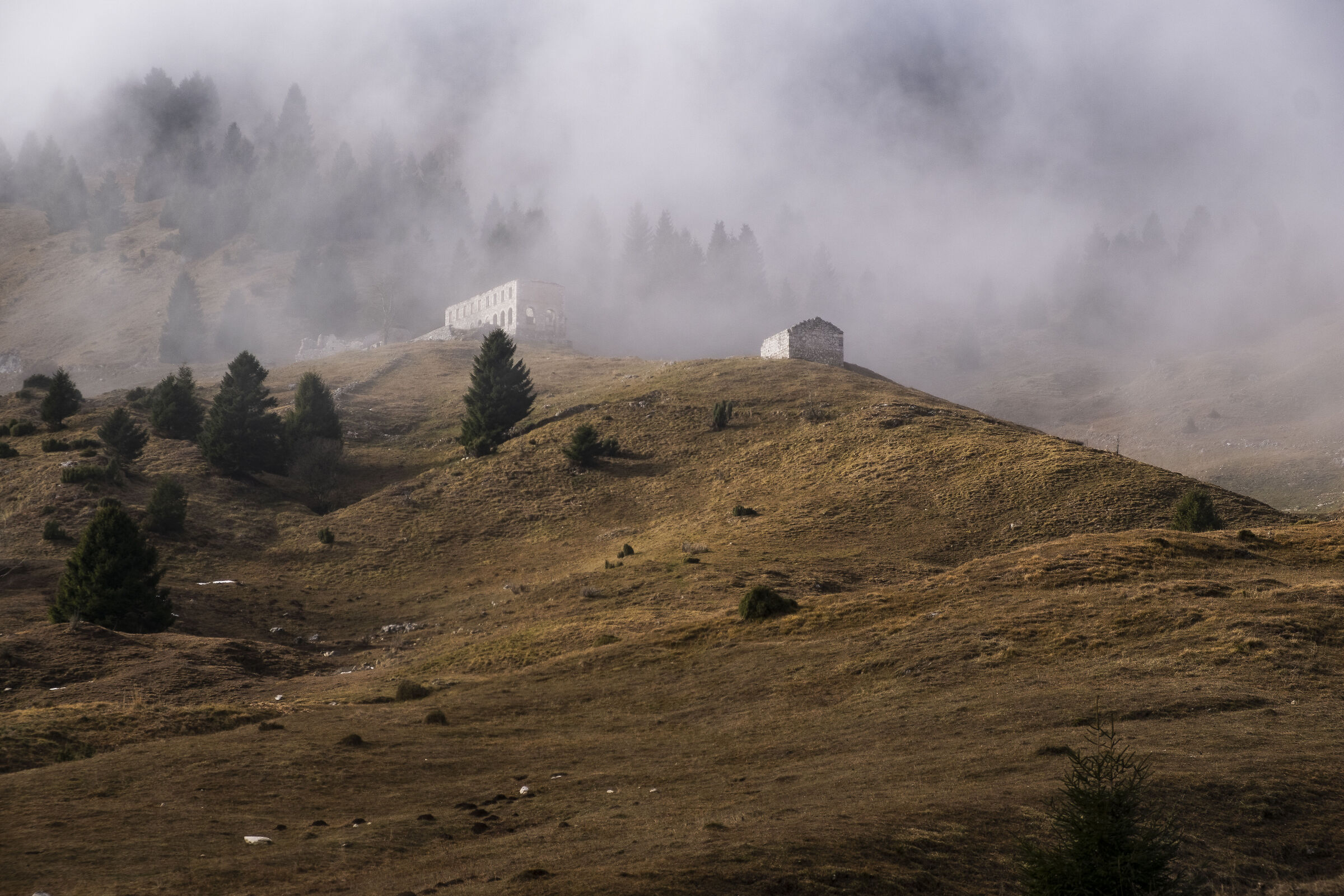 Monte Grappa nella nebbia delle nuvole