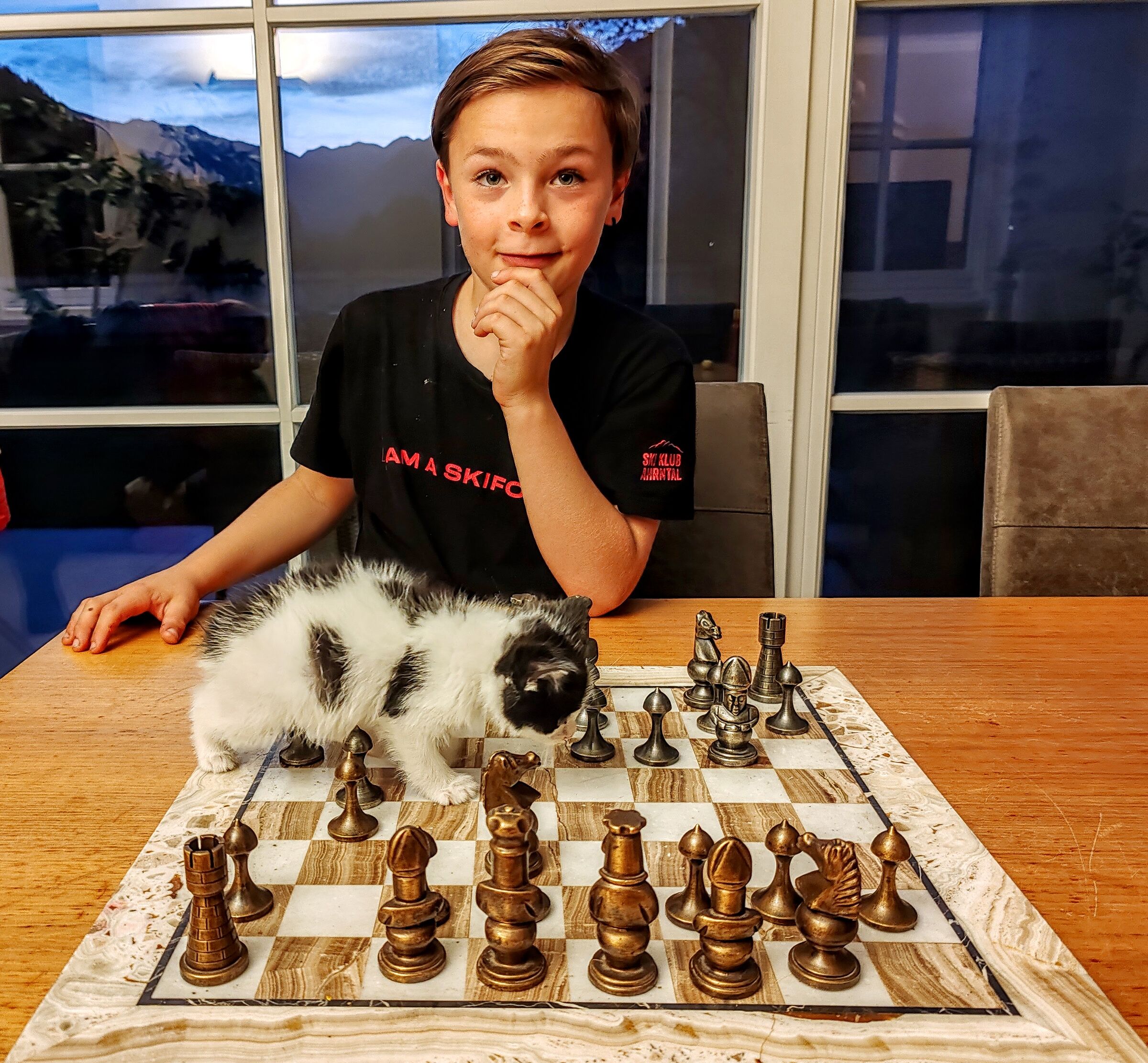 Simon and I were playing chess when Leiiiii arrives.