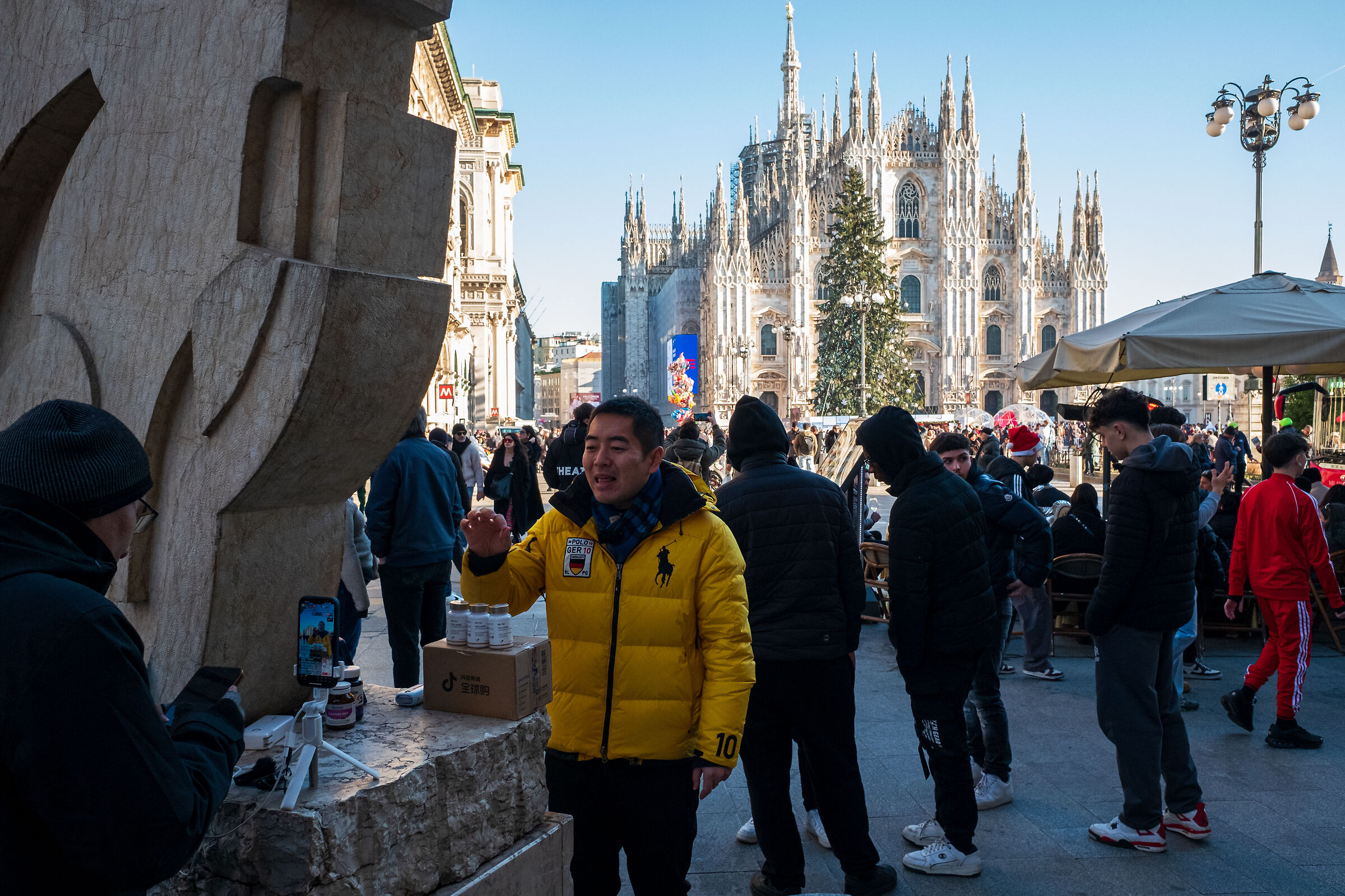 Teleshopping in the Duomo