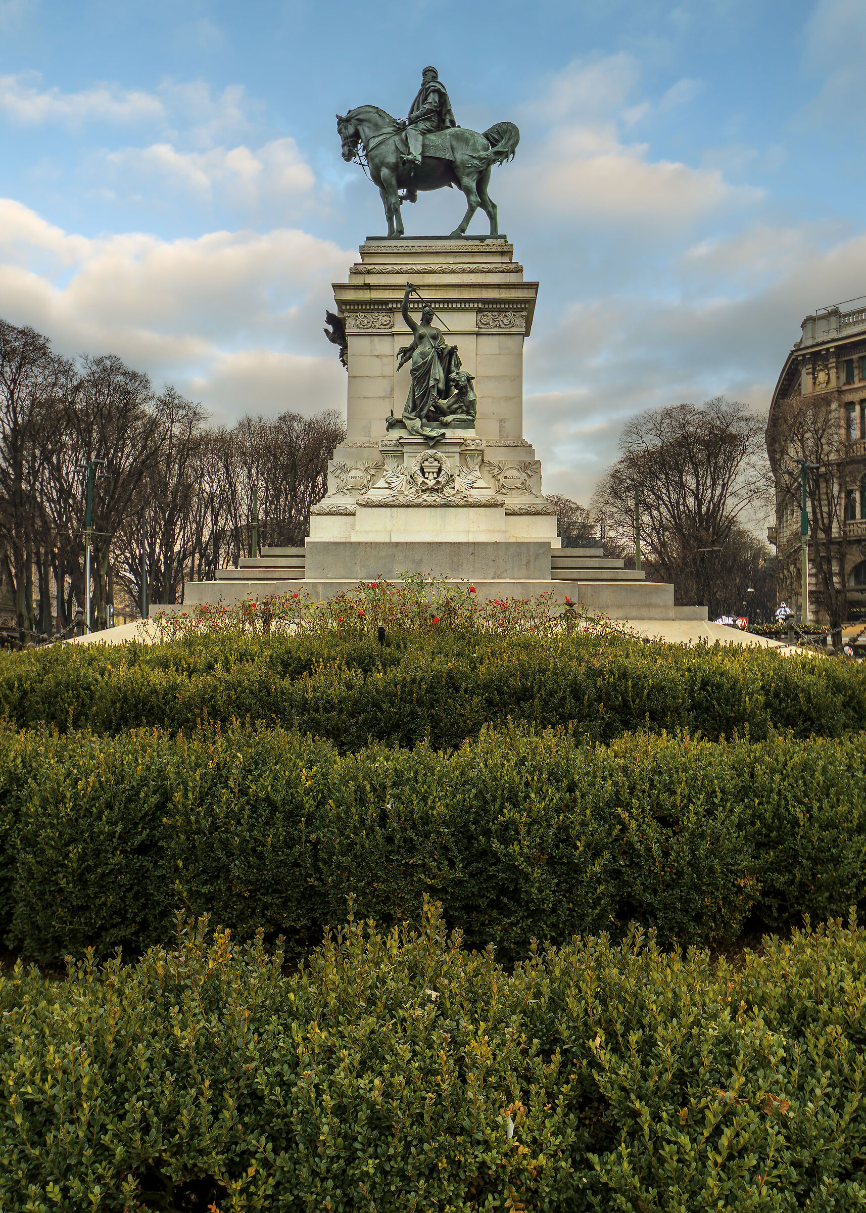 Largo Cairoli e Monumento a Garibaldi - Milano