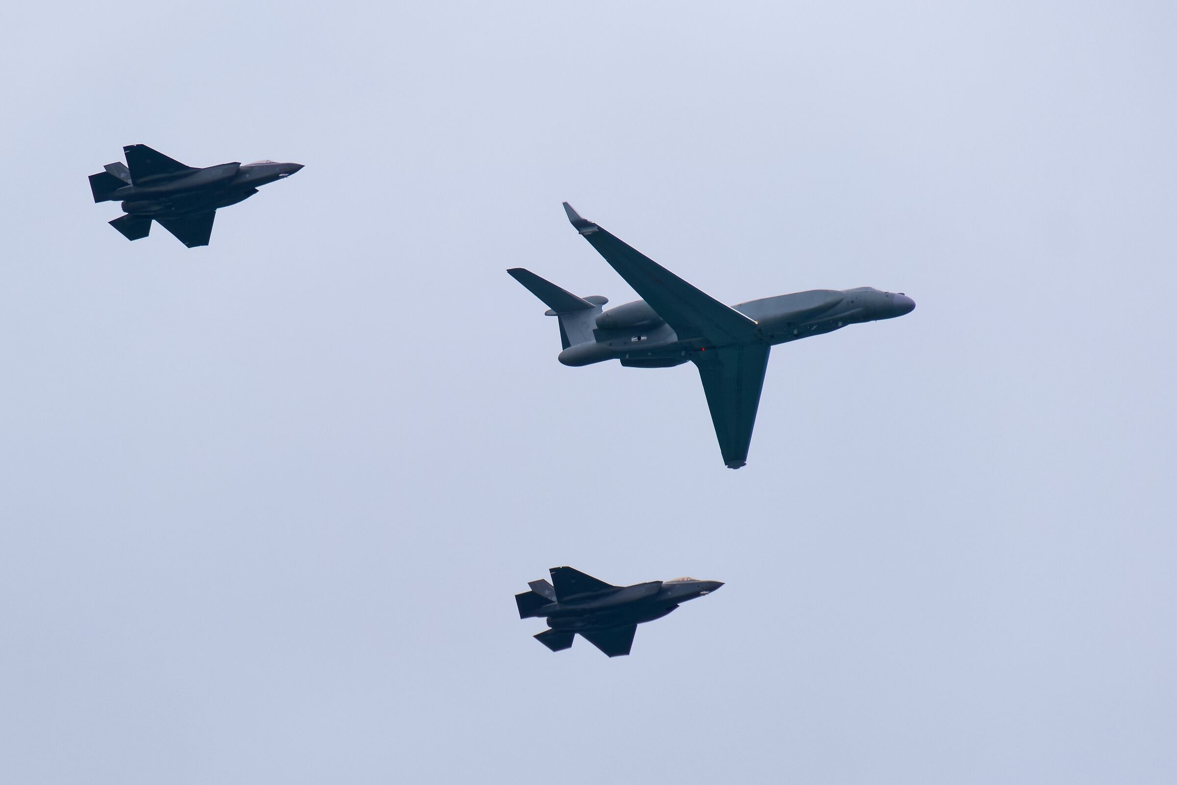 G-550 CAEW and 2 F-35 Air Force