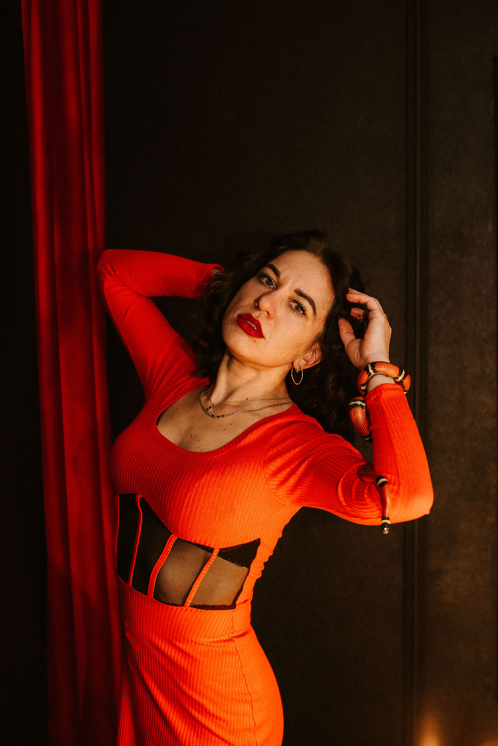 una donna con un serpente