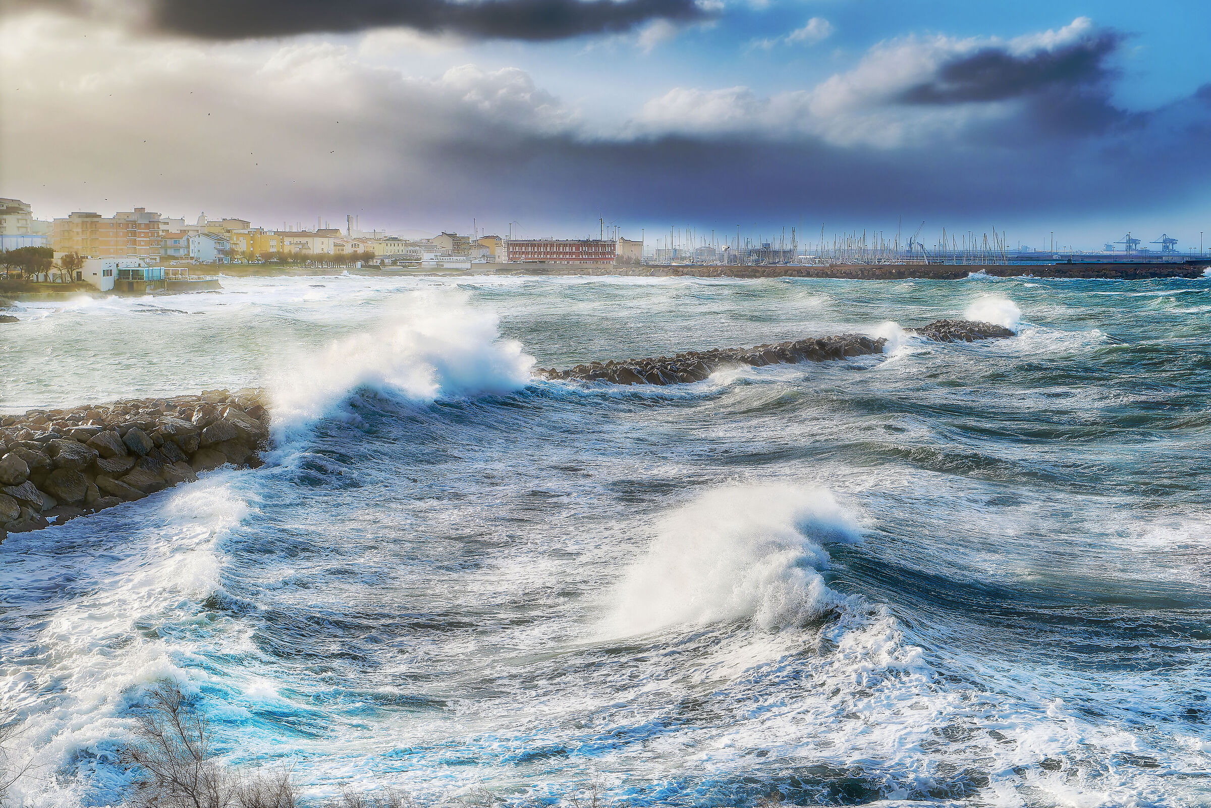 Burrasca sulla scogliera artificiale
