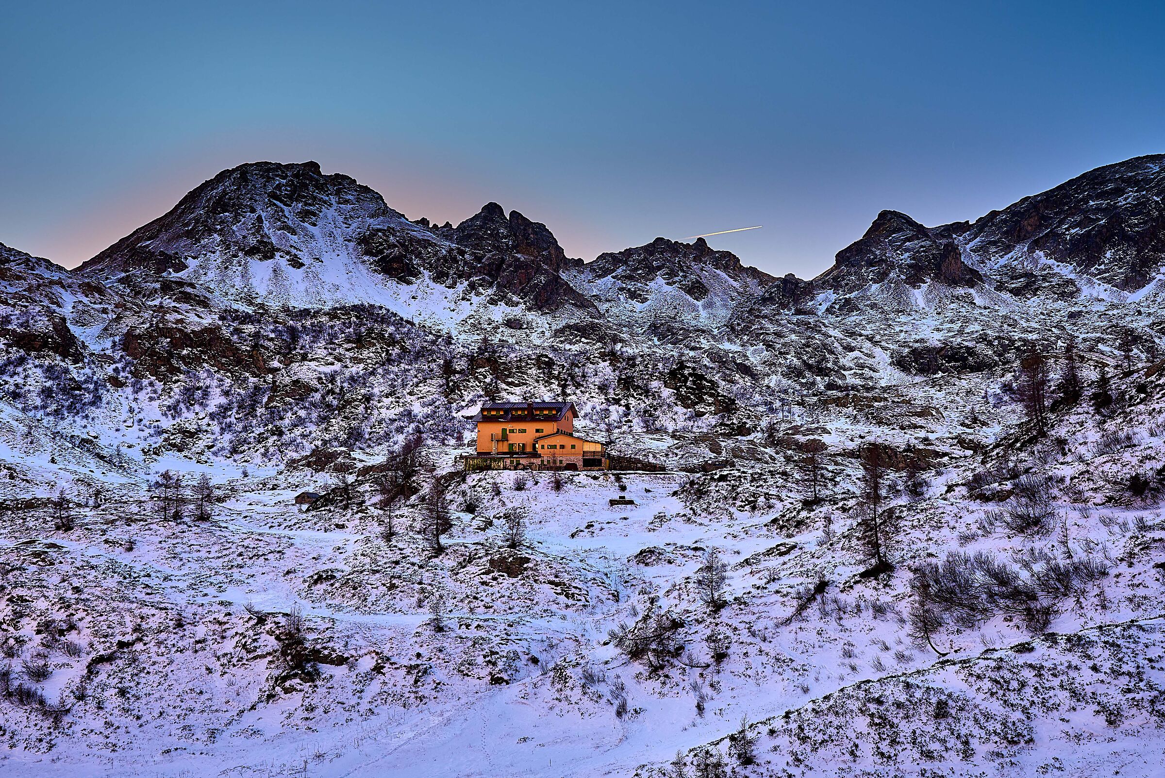 Rifugio F.lli Calvi (vista dal sentiero 208)