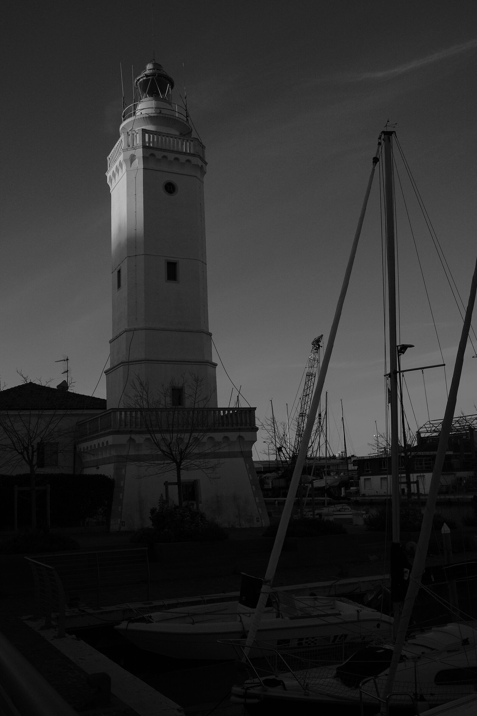 Il faro alle prime luci dell'alba