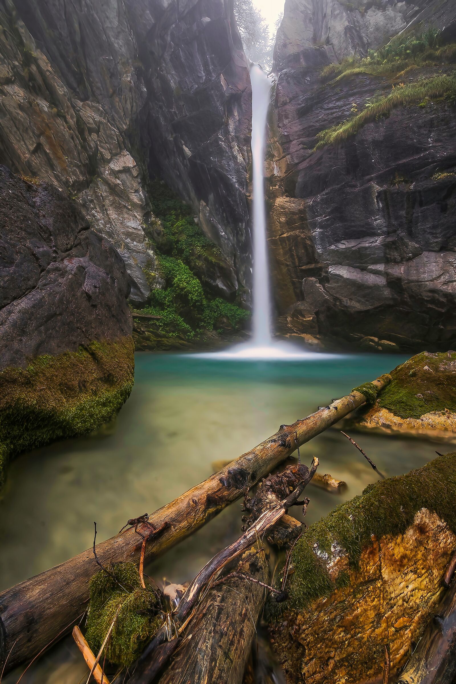 Ai piedi della cascata