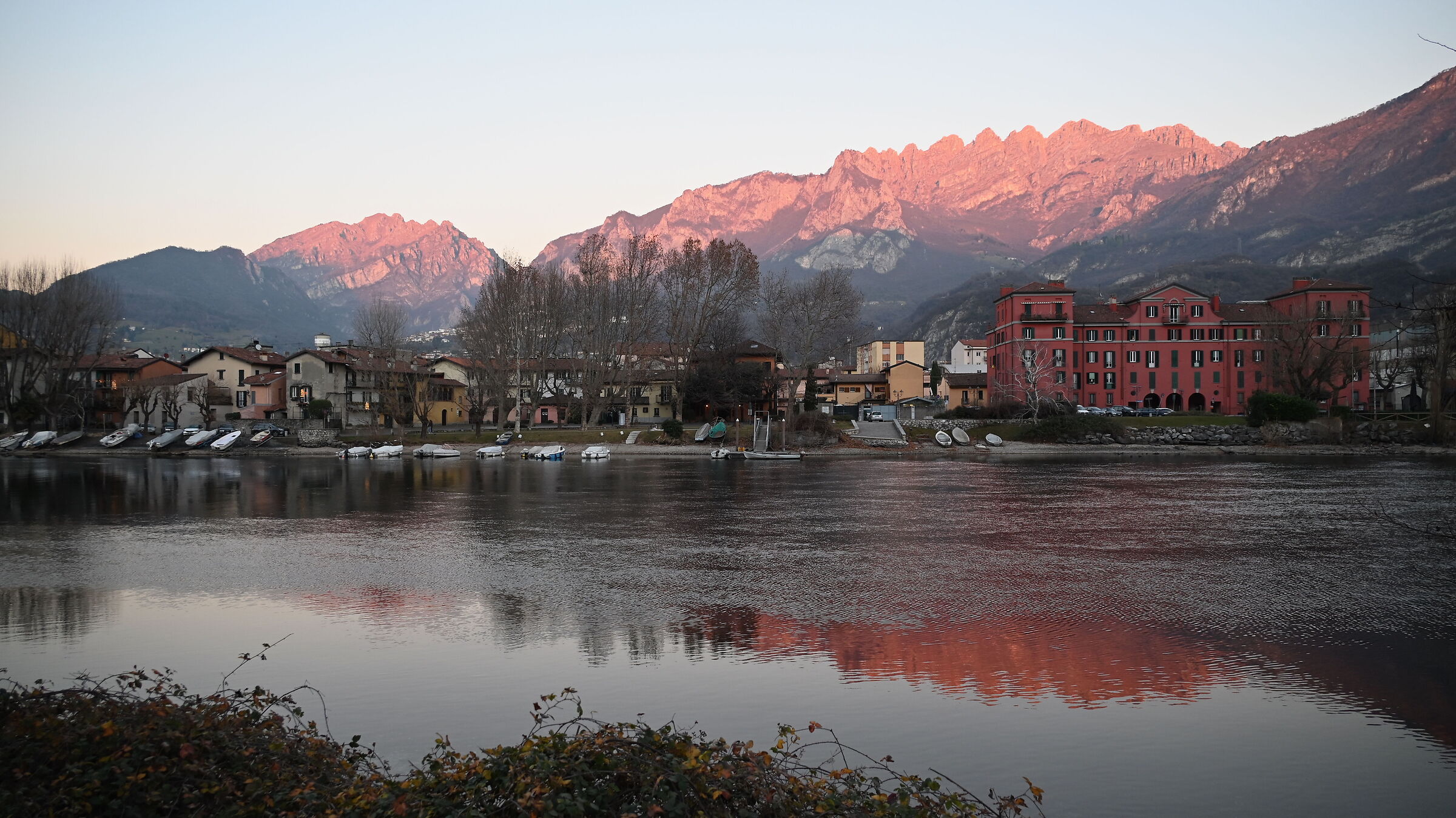 Reddish sunset in Pescarenico