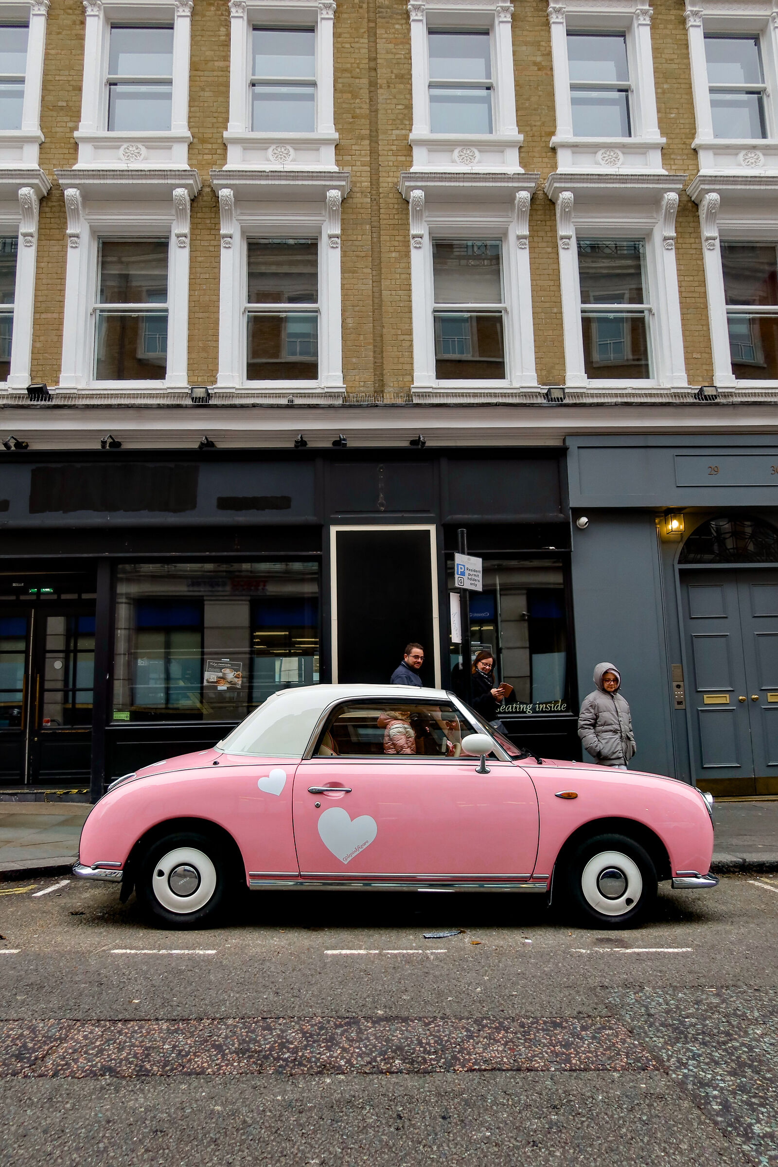 HI, I'm Lola - London