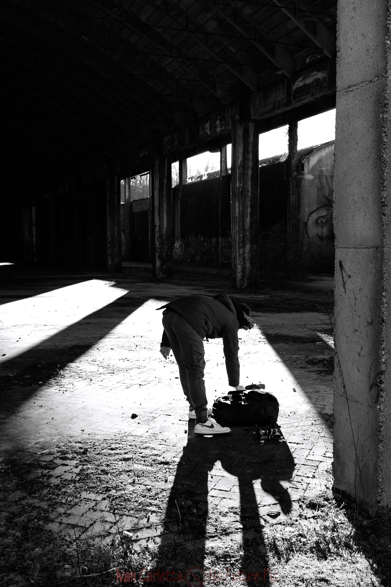 prova con drone in luogo abbandonato