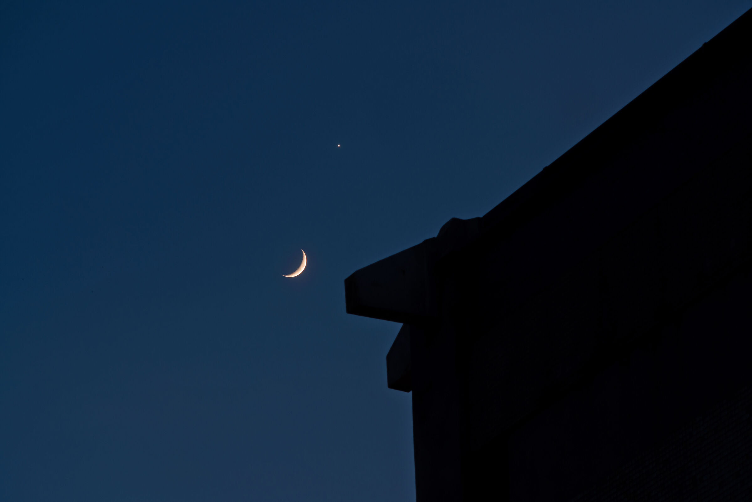 And the moon knocked at the gates of darkness... Let me in.....