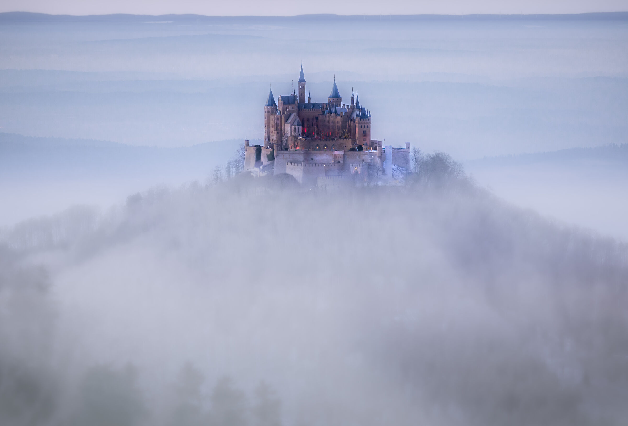 Die Burg Hohenzollern im Nebel