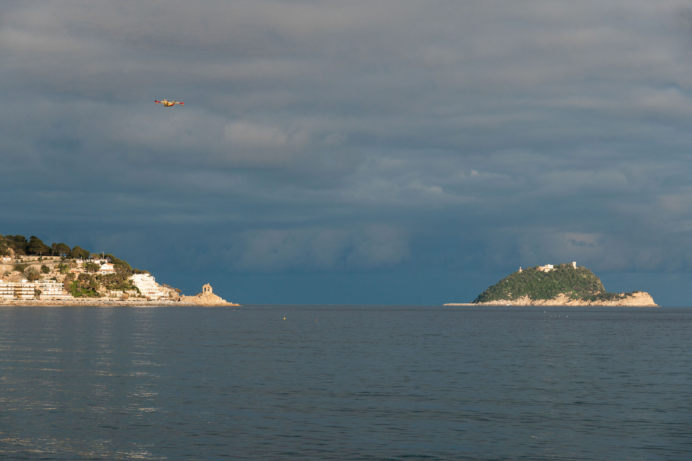 Cappella Stella maris, Canadair e l'isalo di Gallinara
