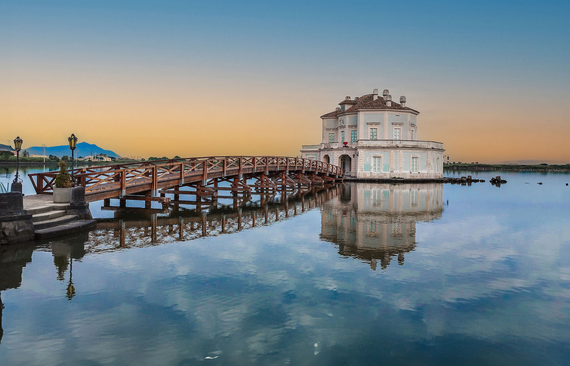 Casina vanvitelliana, Lake Fusaro