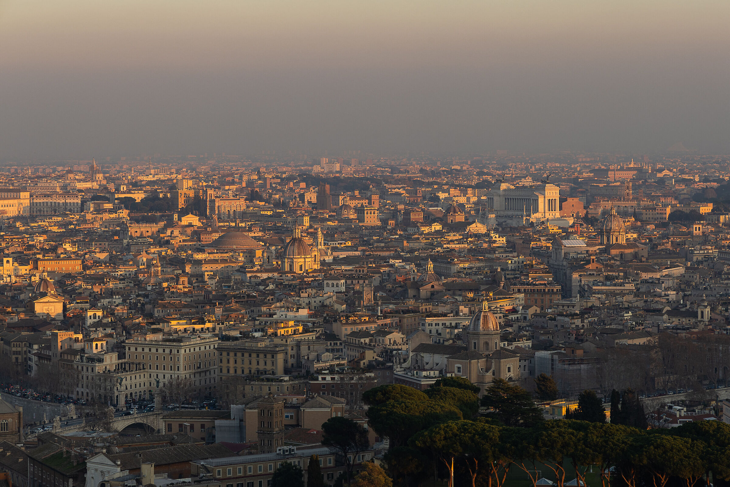 I tetti di Roma visti dall'alto al tramonto