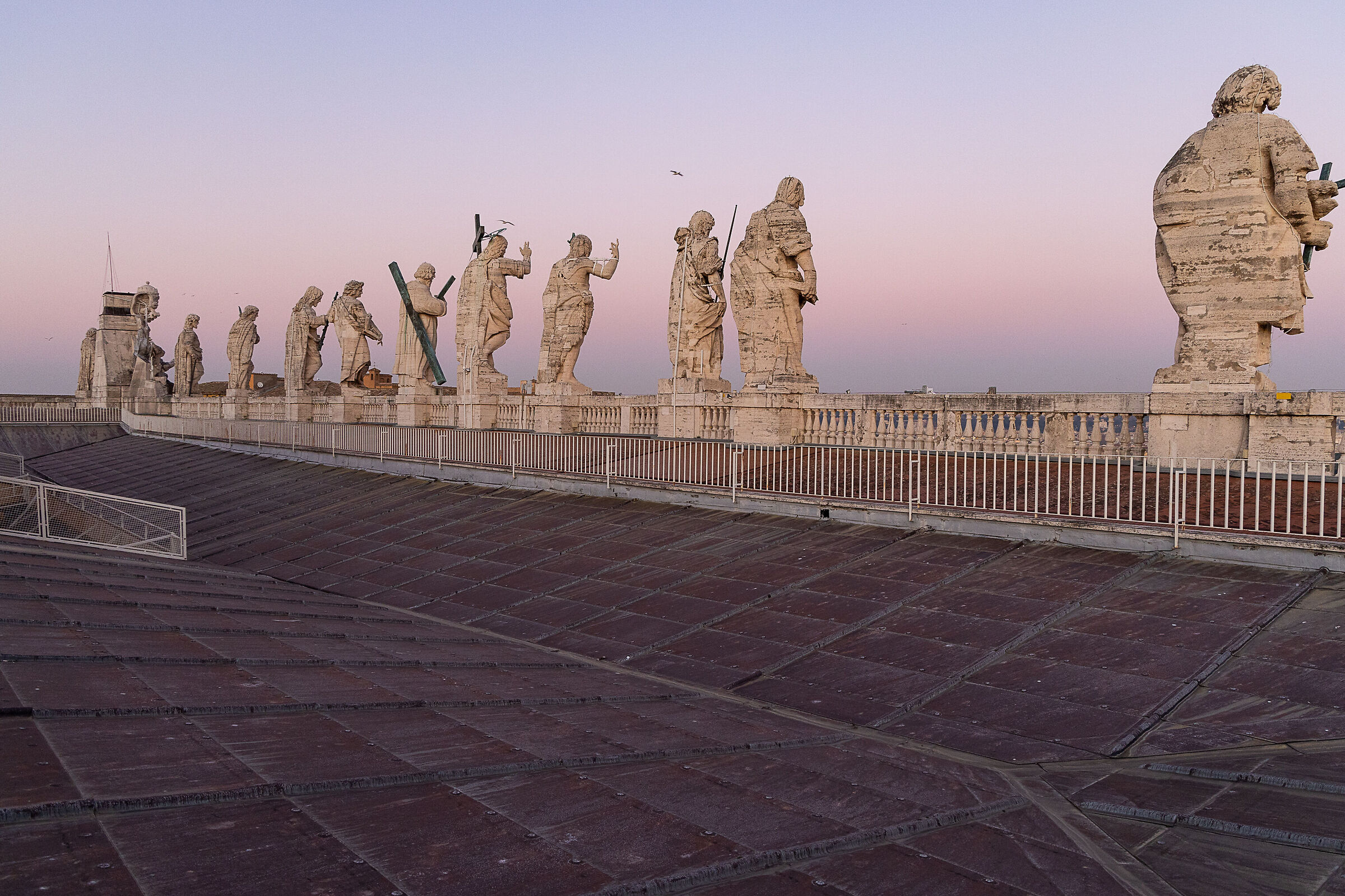 Statue sul tetto della cathedrale di San Pietro