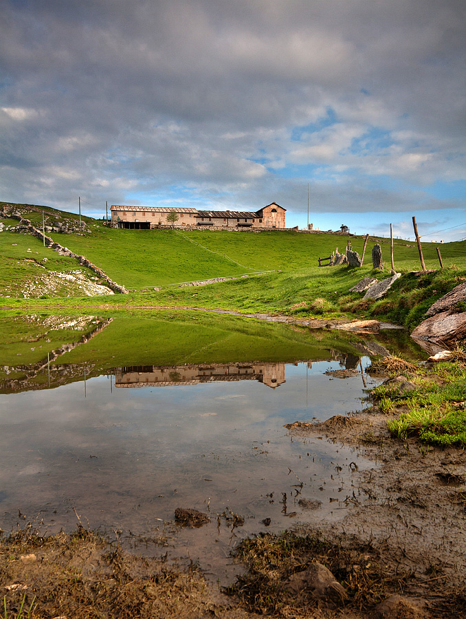 Refuge Podestaria between sun and clouds