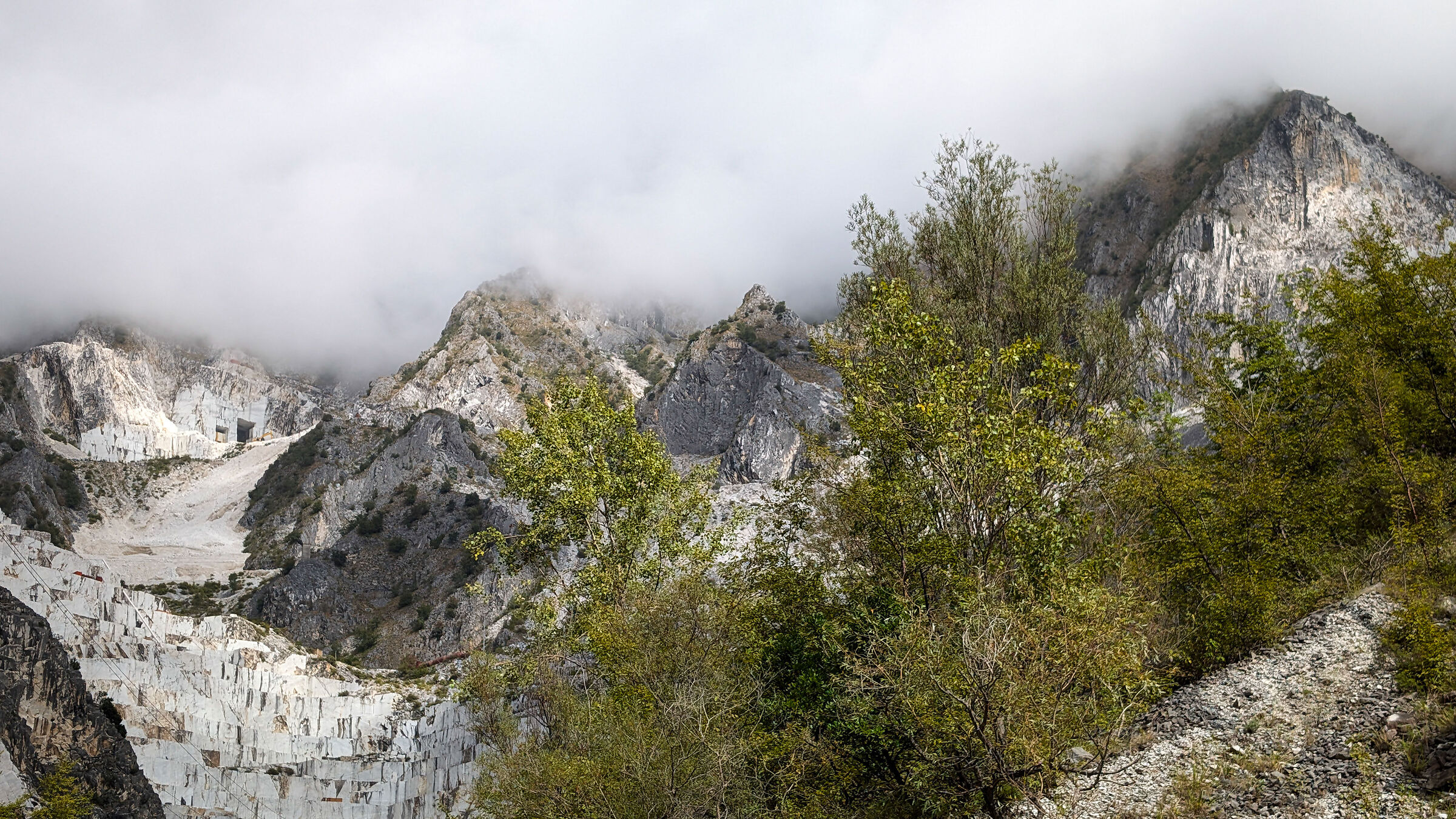 Il verde che resiste. Cave di marmo. Alpi Apuane