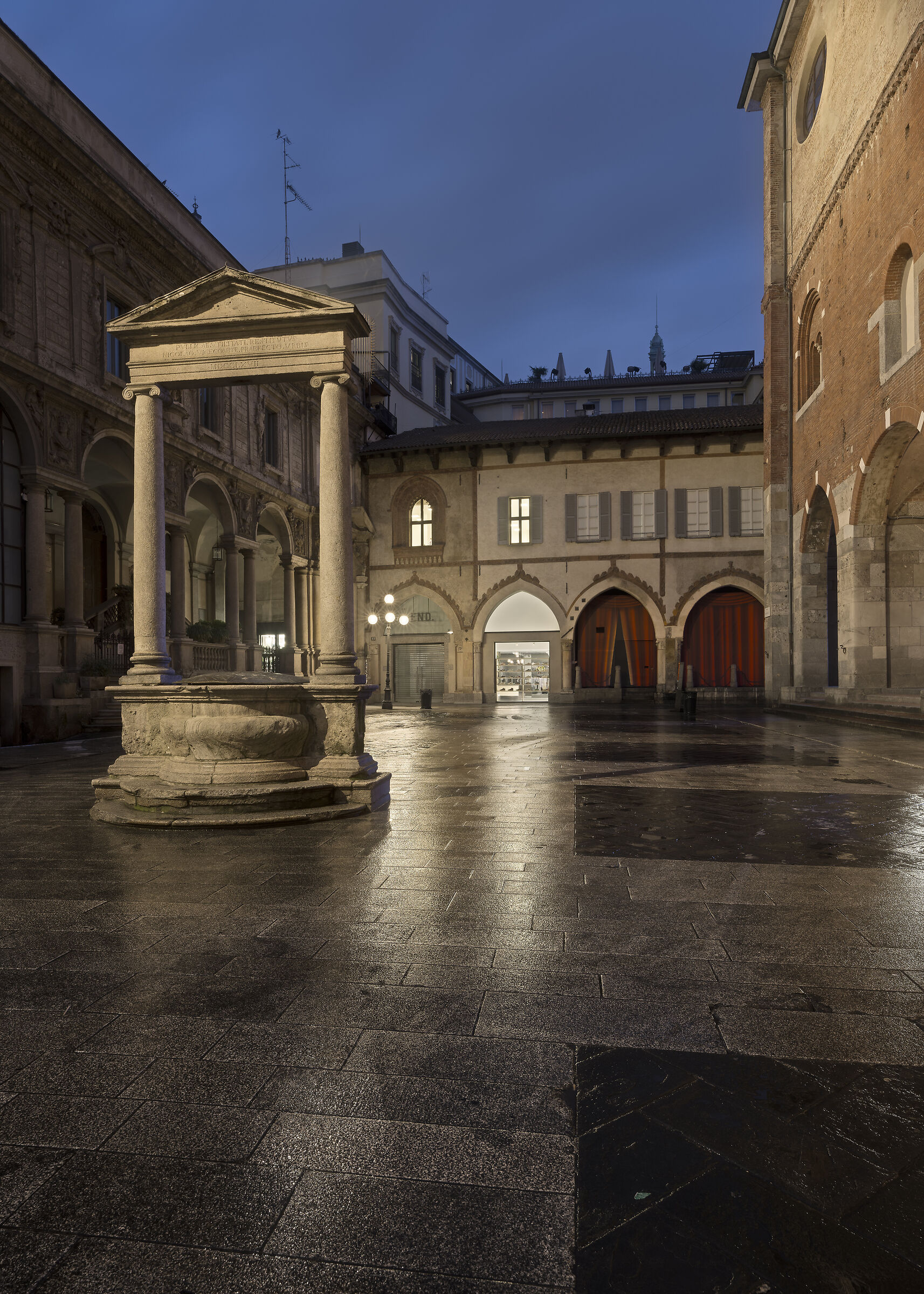 Piazza Dei Mercanti Milan