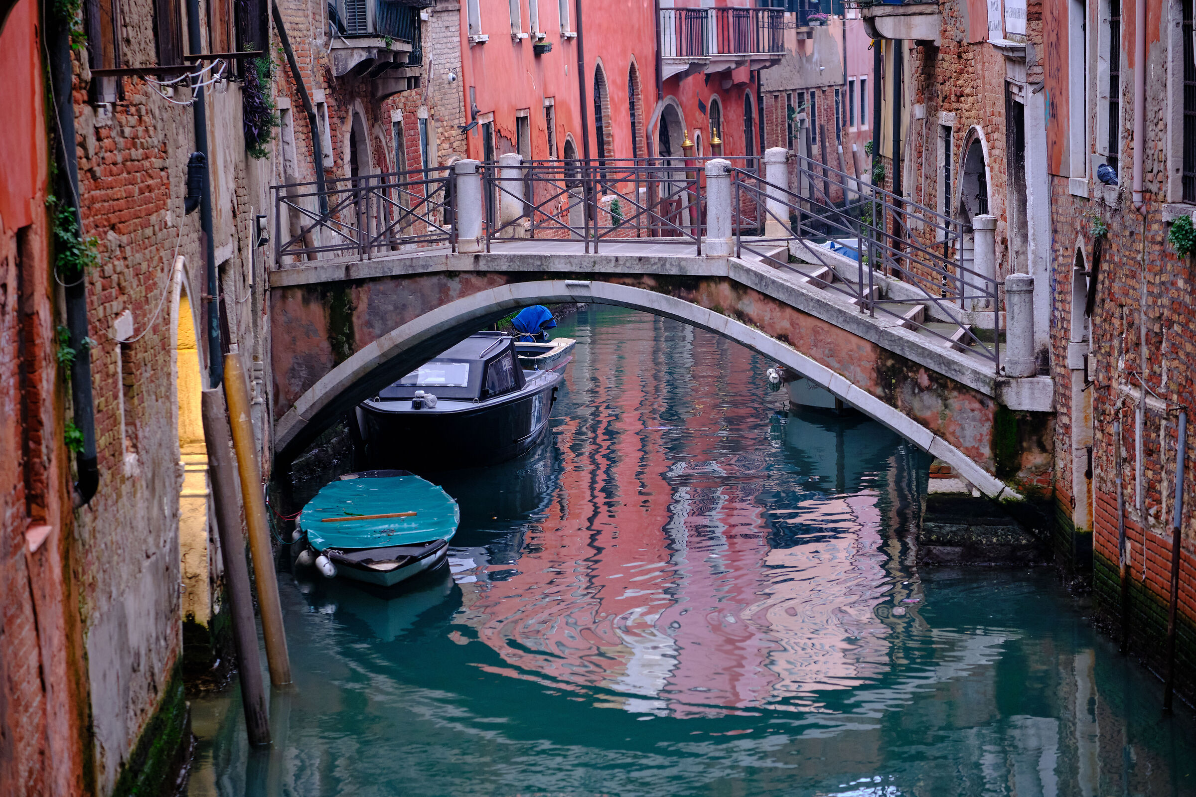 una mattina rossa nel sestiere Dorsoduro