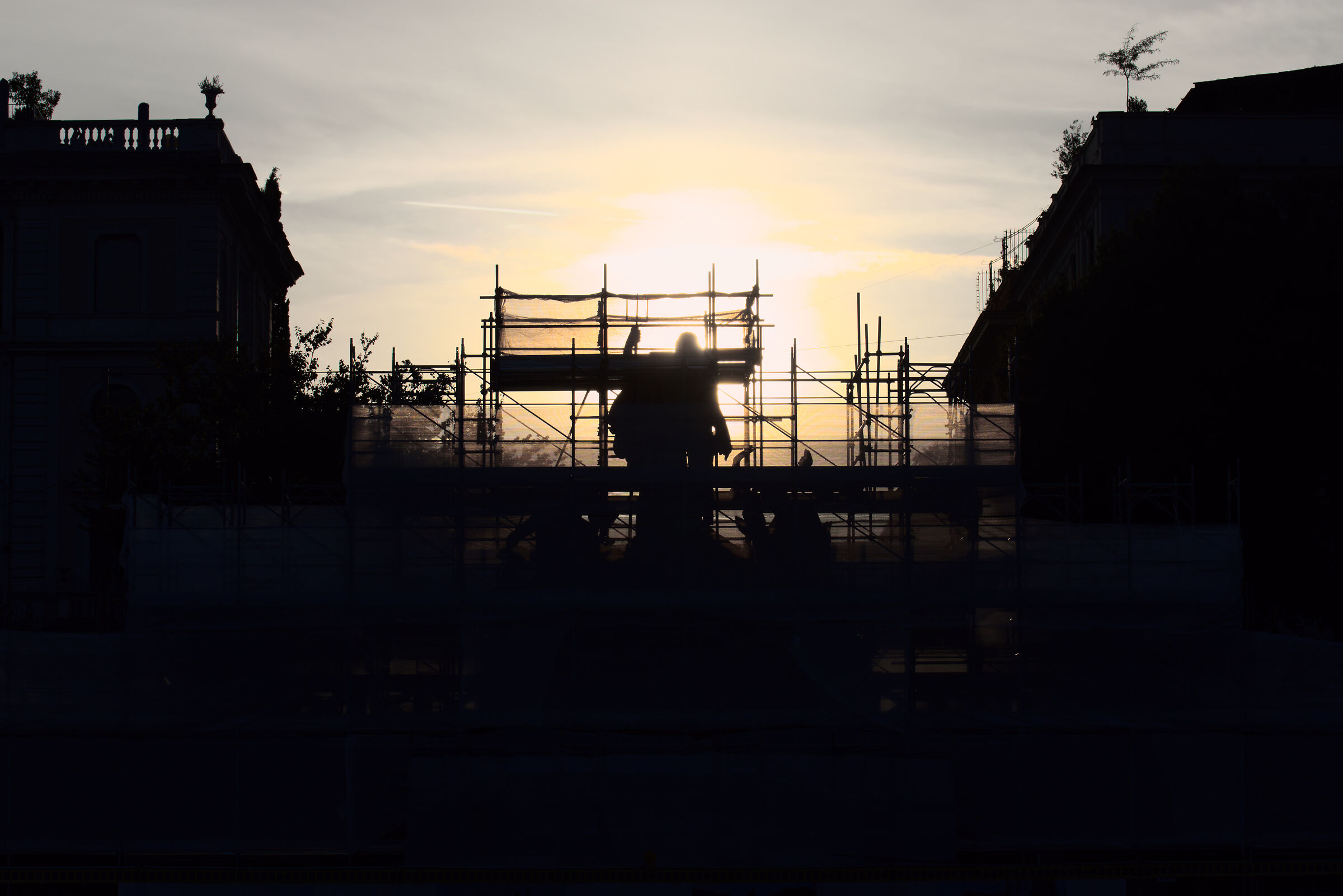 Il sole scendea ridendo.