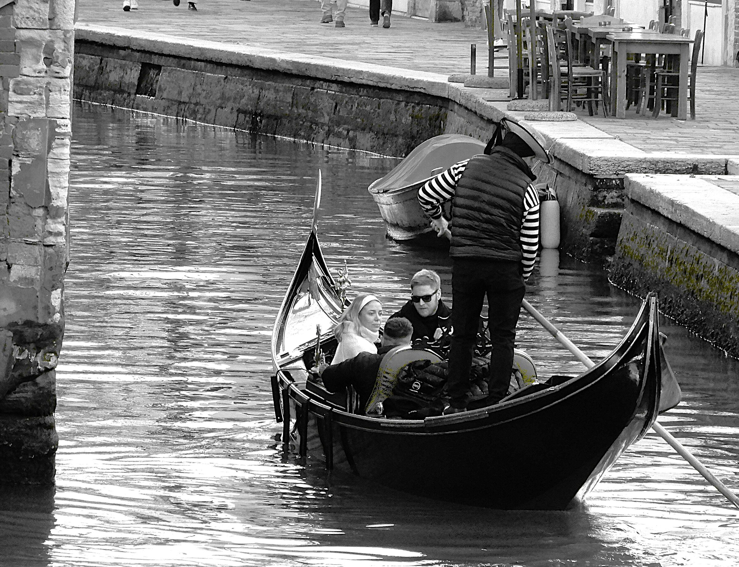 "La fameia en gondoleta lerii leraa"