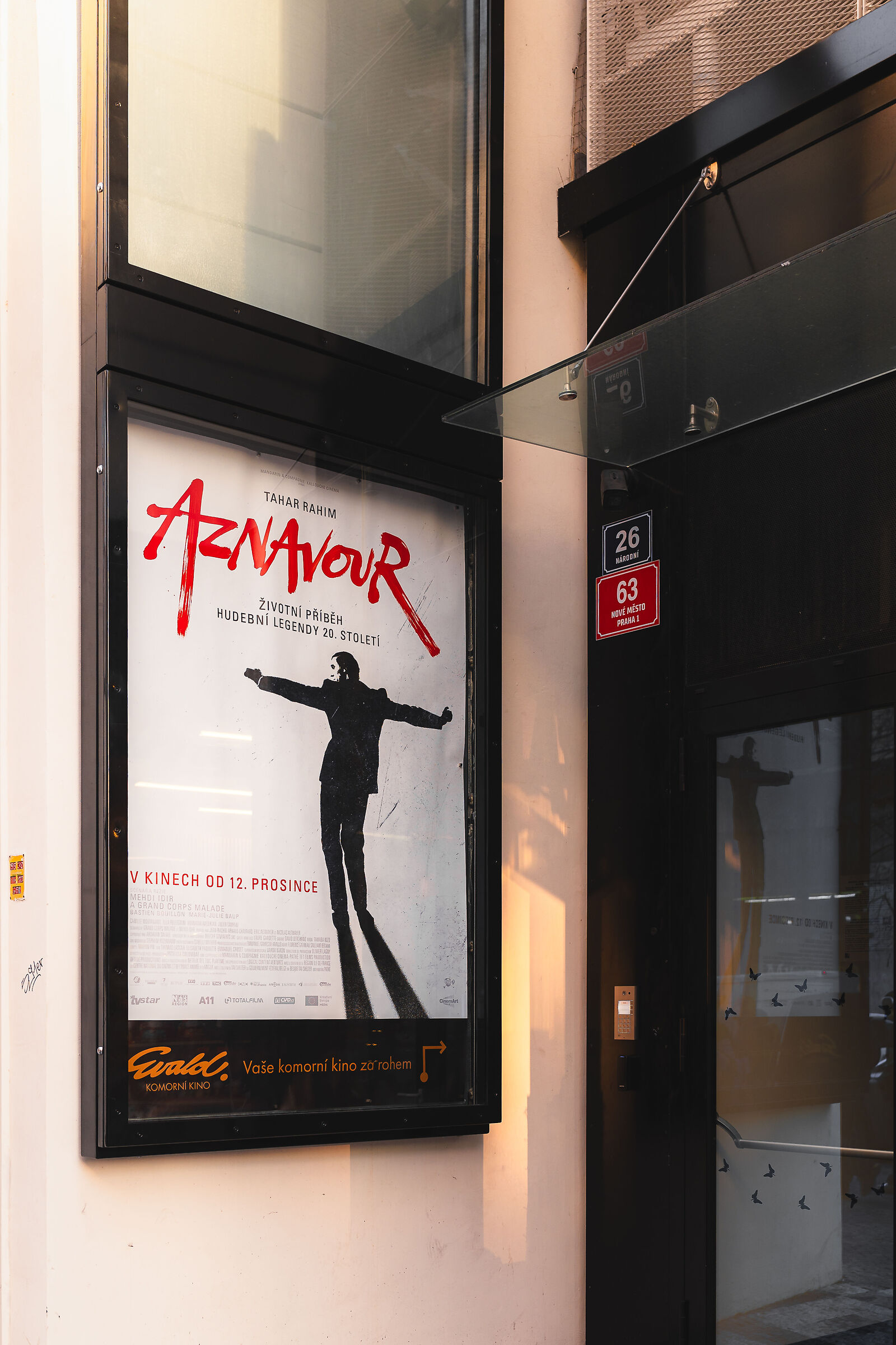 Poster, let's go to the theater!