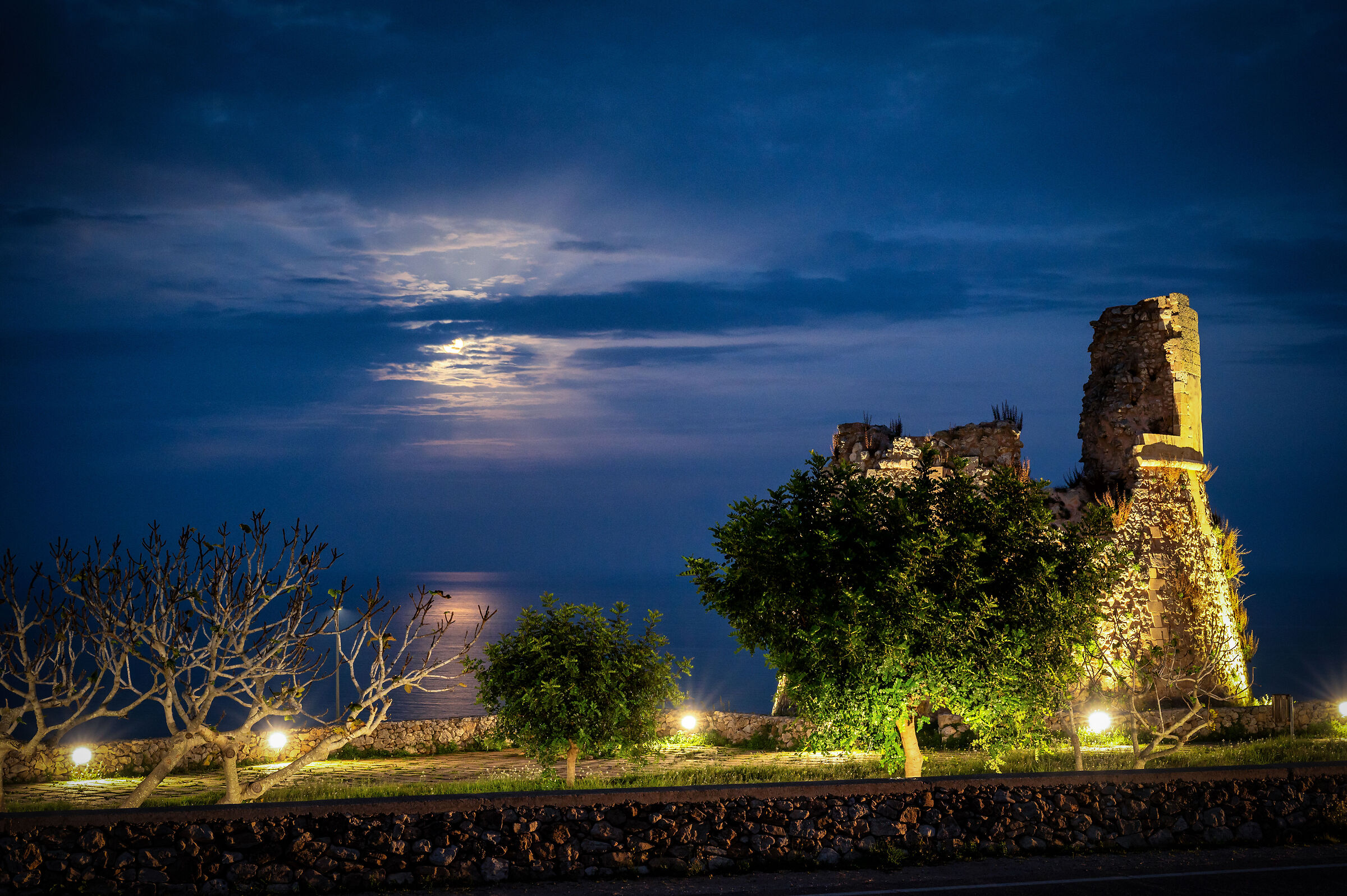 Torre Nasparo al chiaro di Luna