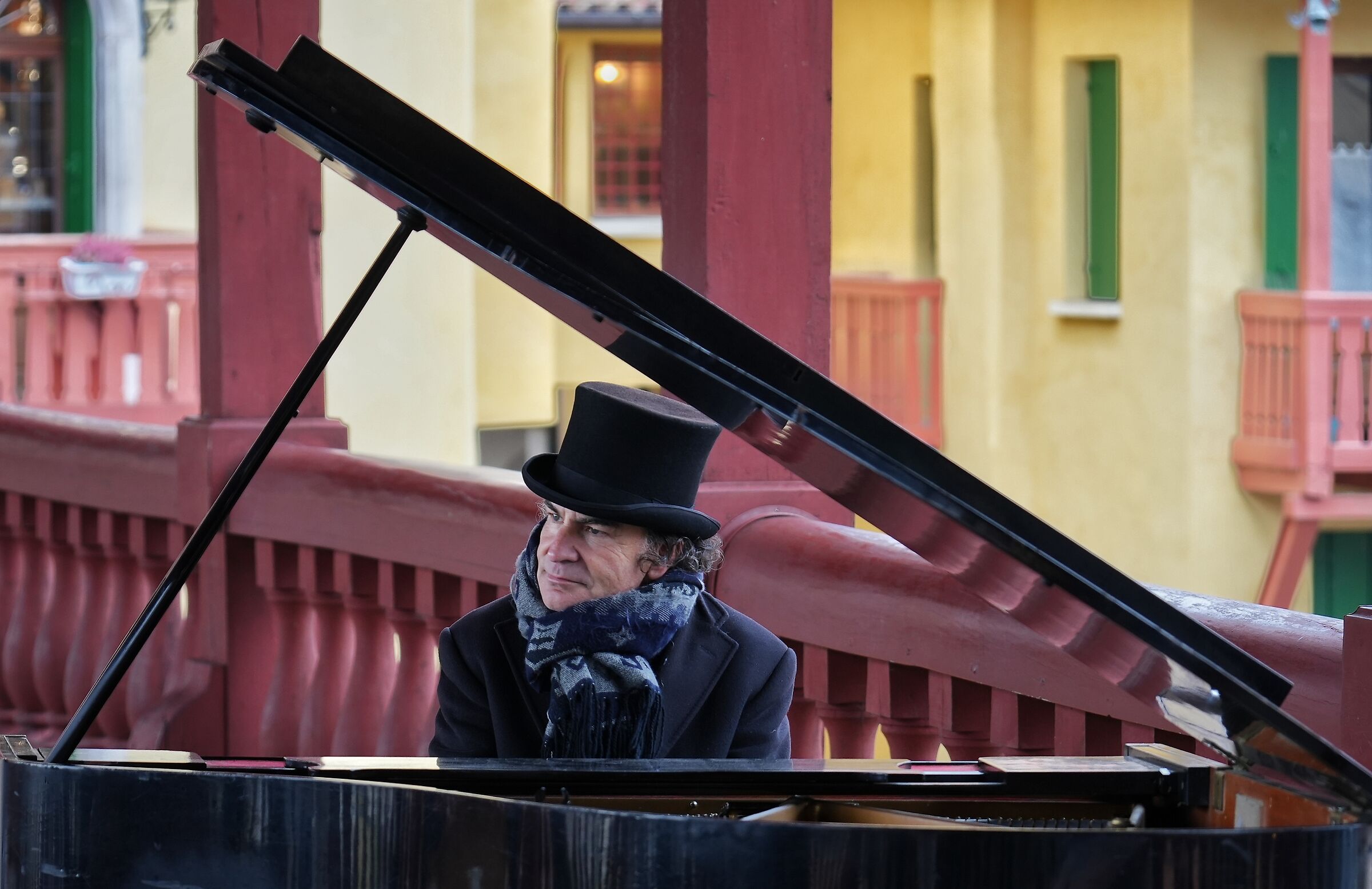 Il pianista fuori posto.
