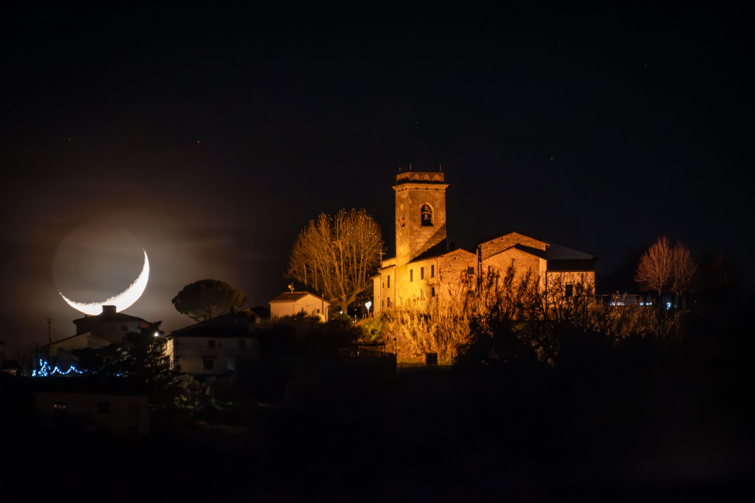 Moonset over the village of Tizzana