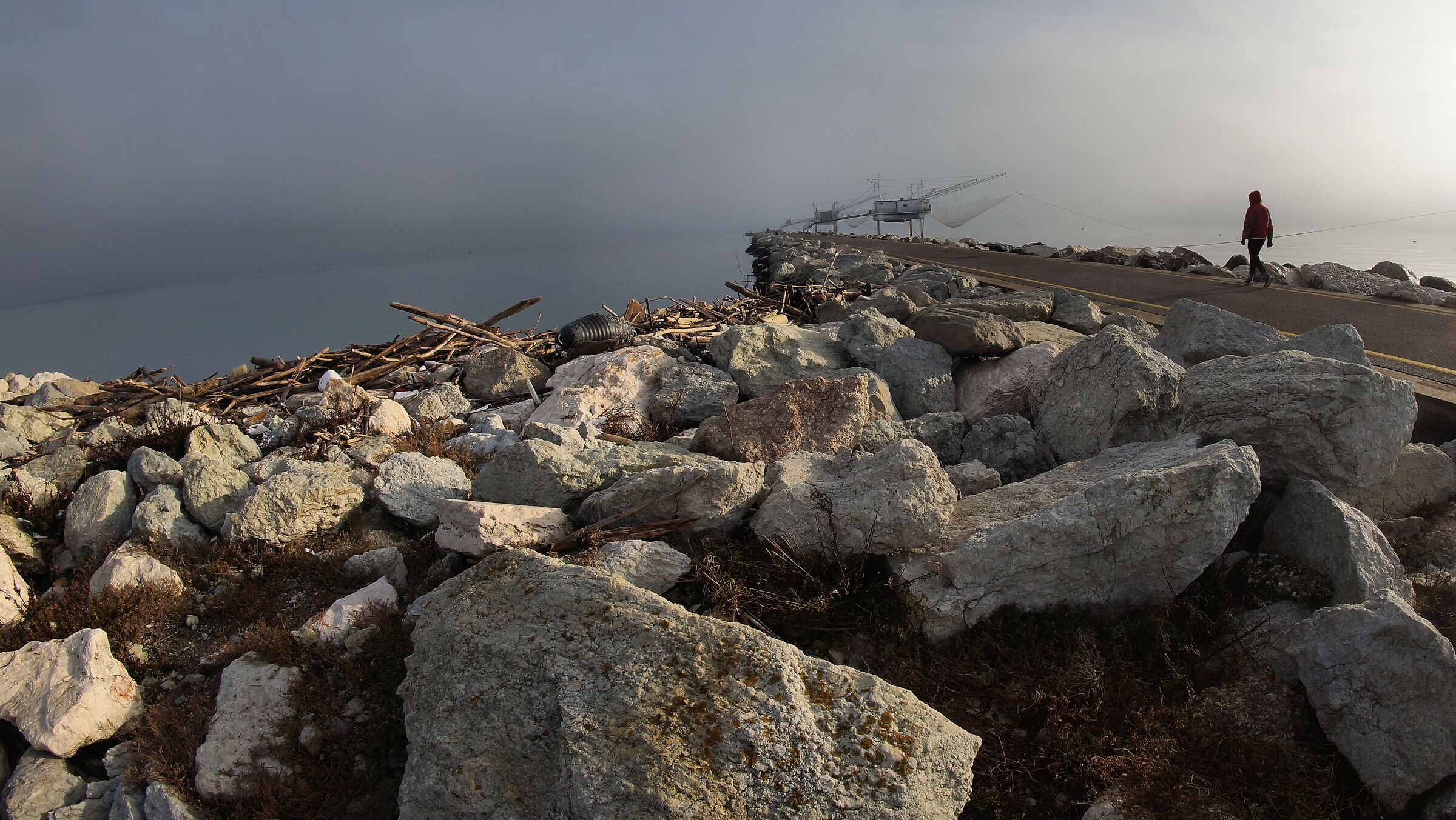 Quattro passi sul molo nel fresco mattino