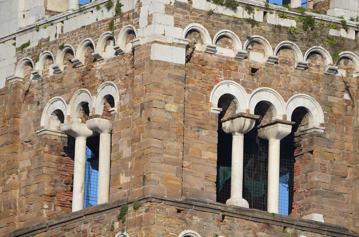 the walls and surroundings