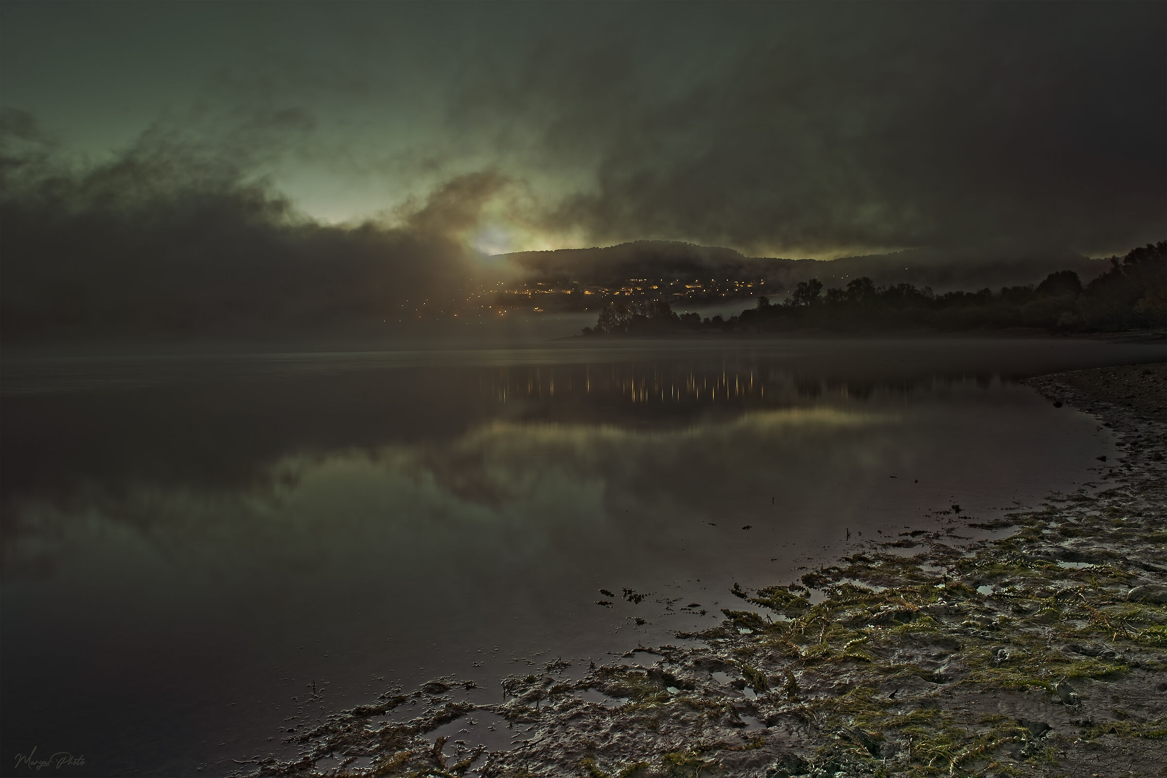 A sunrise on the lake