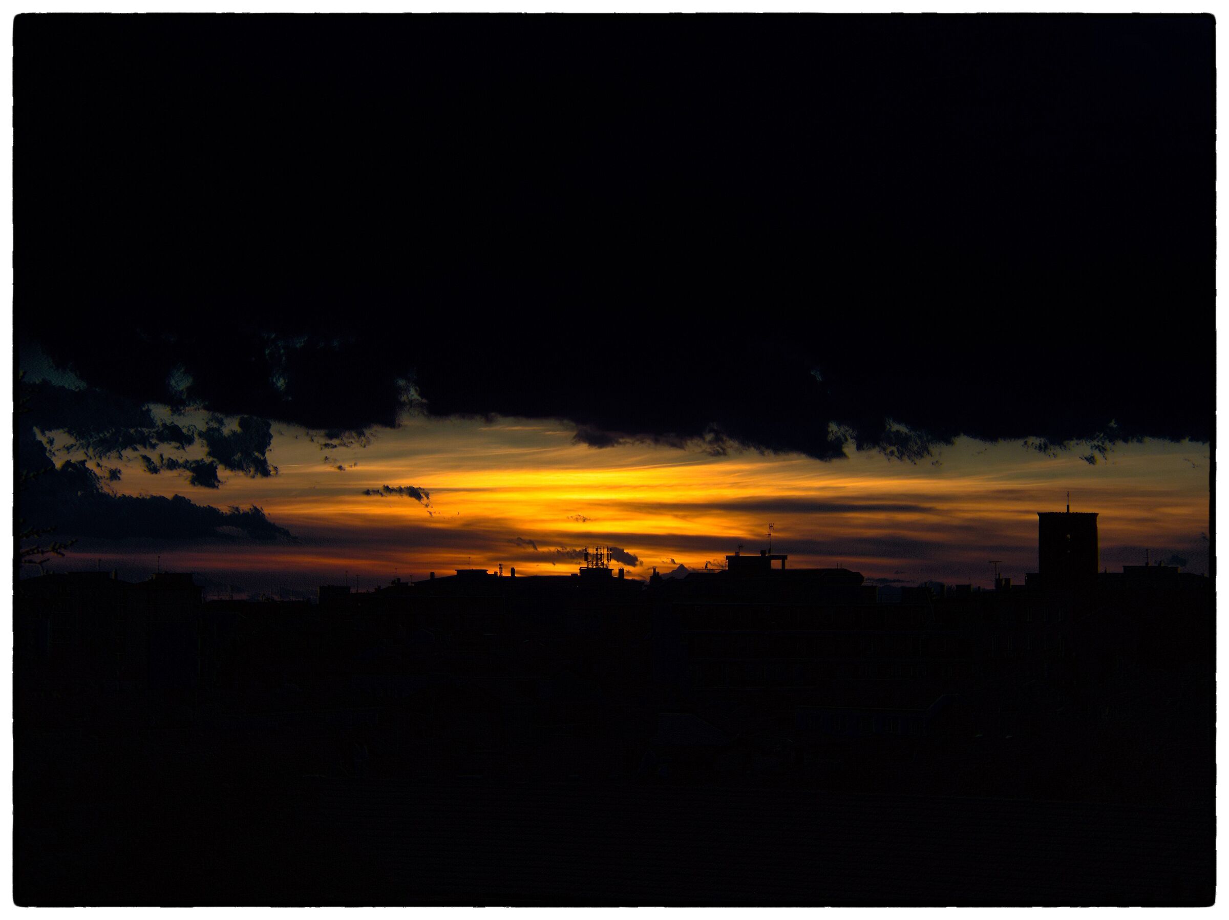 It was a dark and stormy sunset... (cit.)