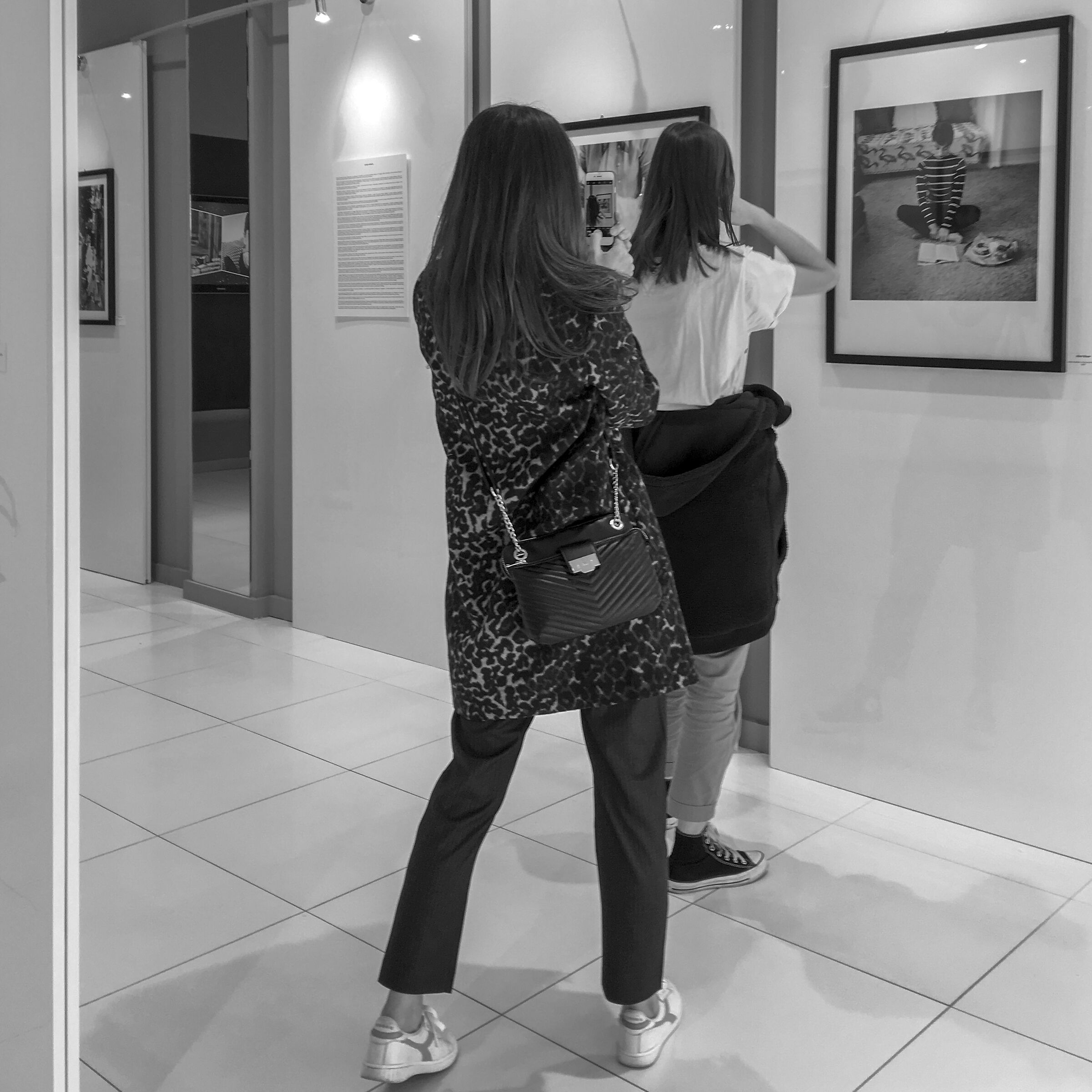 I photograph her photographing, she photographing...