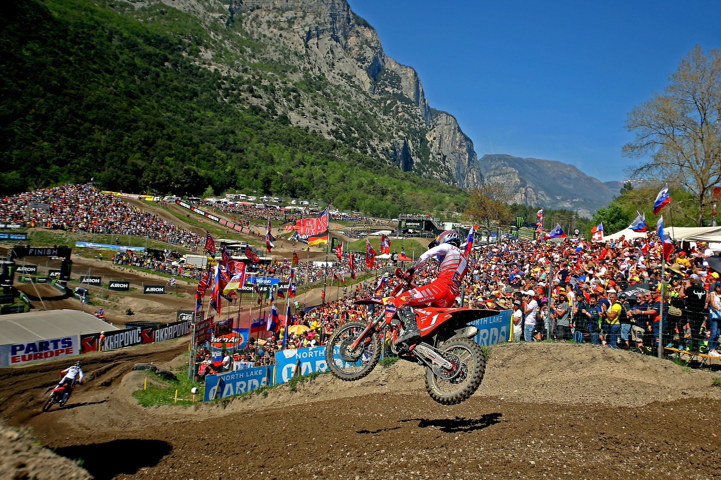 Prado chasing Gajser